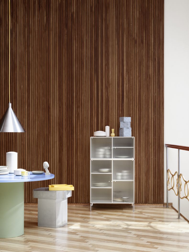 Ripple III Vitrinenschrank mit schwarzem Gestell. Moderner Glasschrank zur Aufbewahrung von Geschirr im Esszimmer.