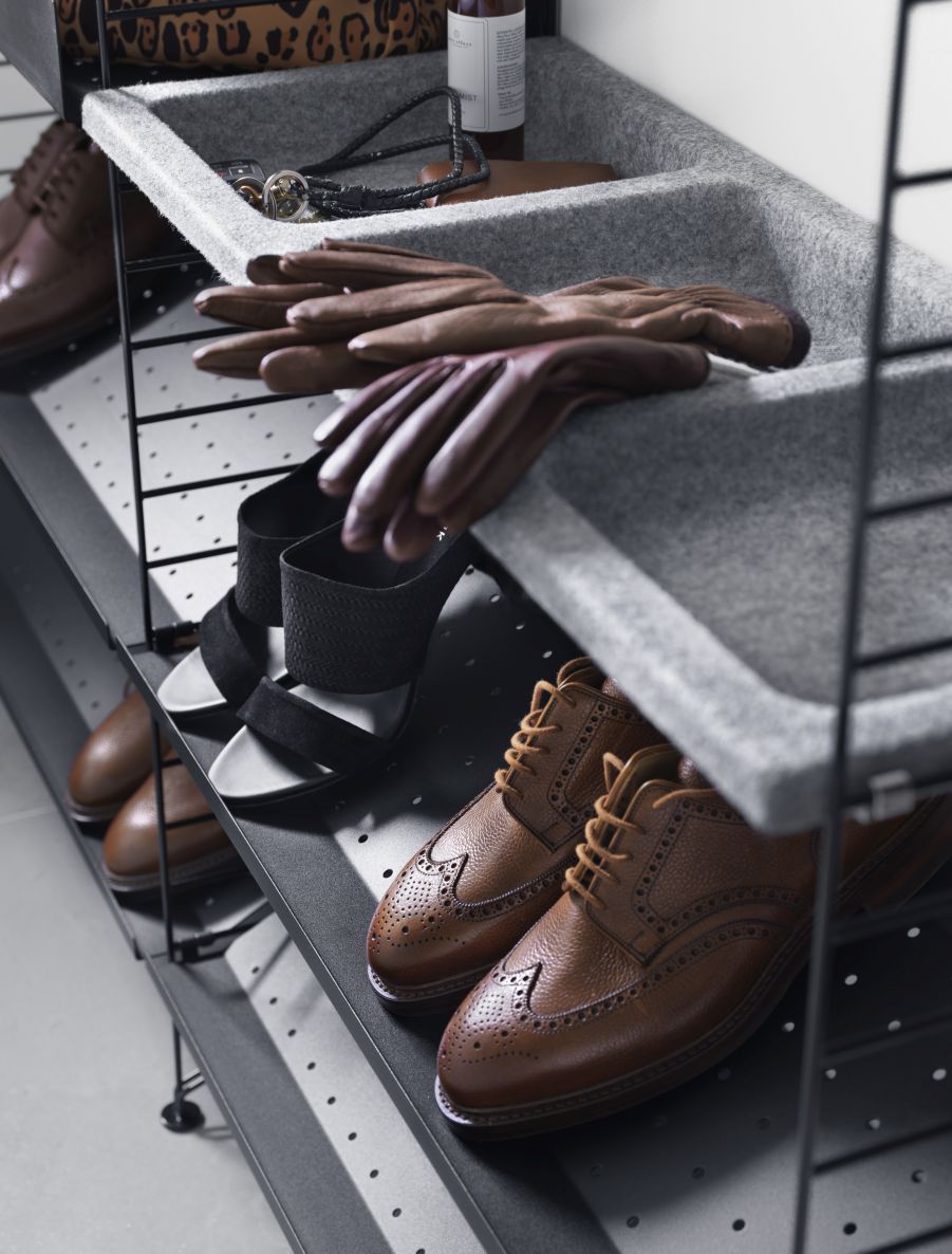 Schwarze String Furniture Schuhablage (B 78 cm) mit Schuhen, Handschuhen und Accessoires. Praktische Aufbewahrung.