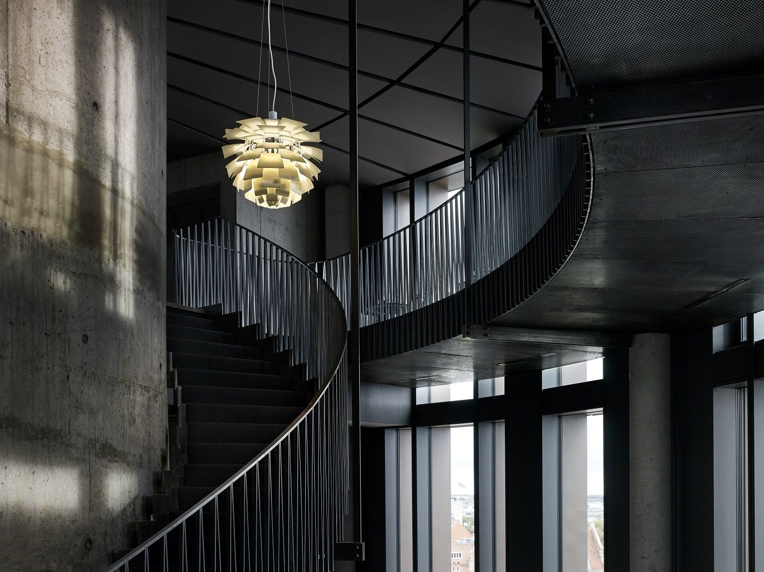 PH Artichoke Pendelleuchte von Louis Poulsen über einer Wendeltreppe in modernem Interieur. Design Lampe.