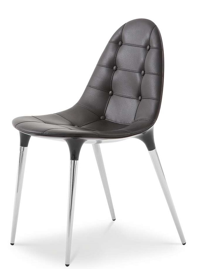 Cassina Caprice Stuhl mit Vierfußgestell, schwarzes Leder, Knopfheftung und Chrombeine. Moderner Designstuhl.