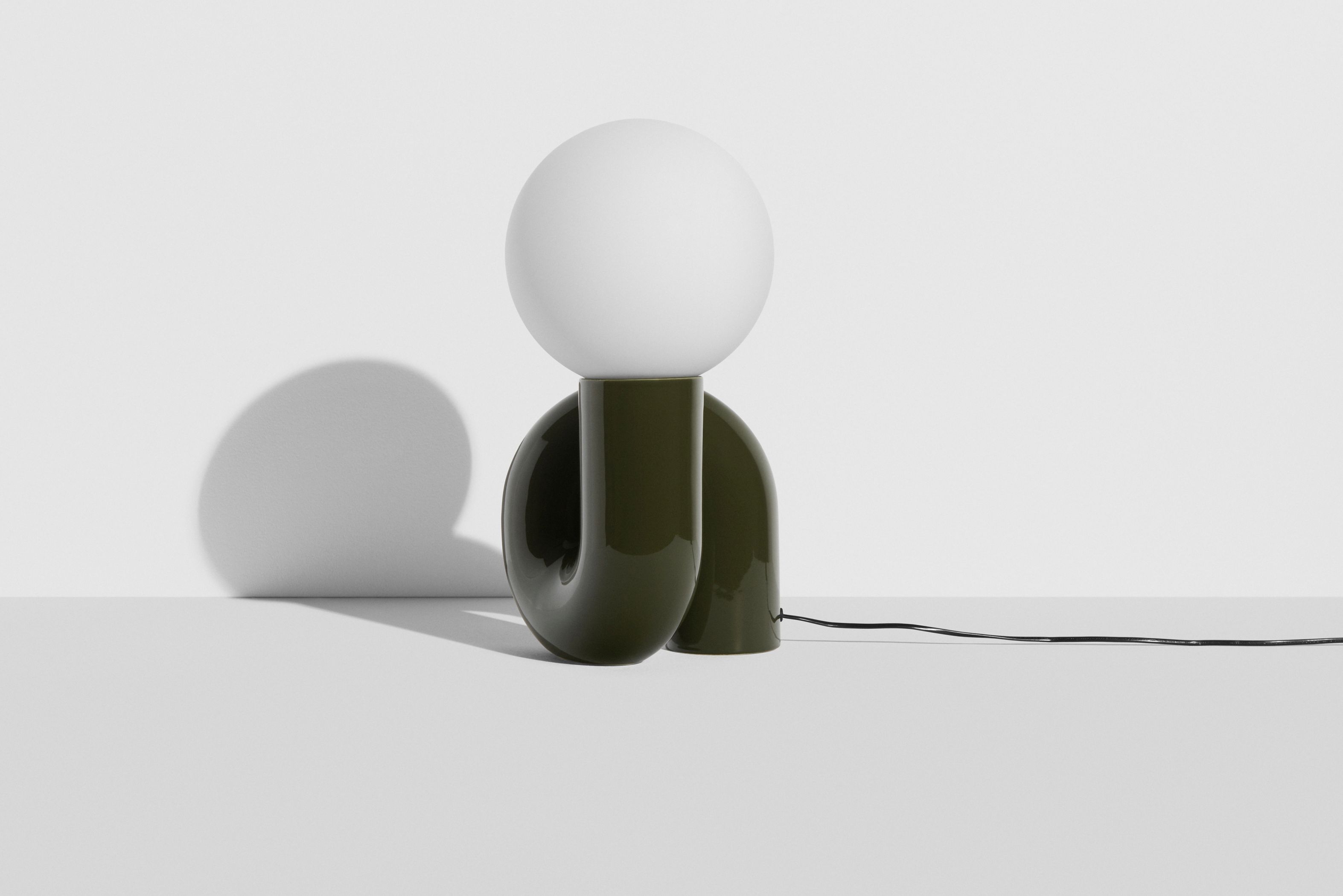 Neotenic Tischleuchte groß von Petite Friture: Moderne Tischlampe mit grünem Fuß und weißem Lampenschirm.