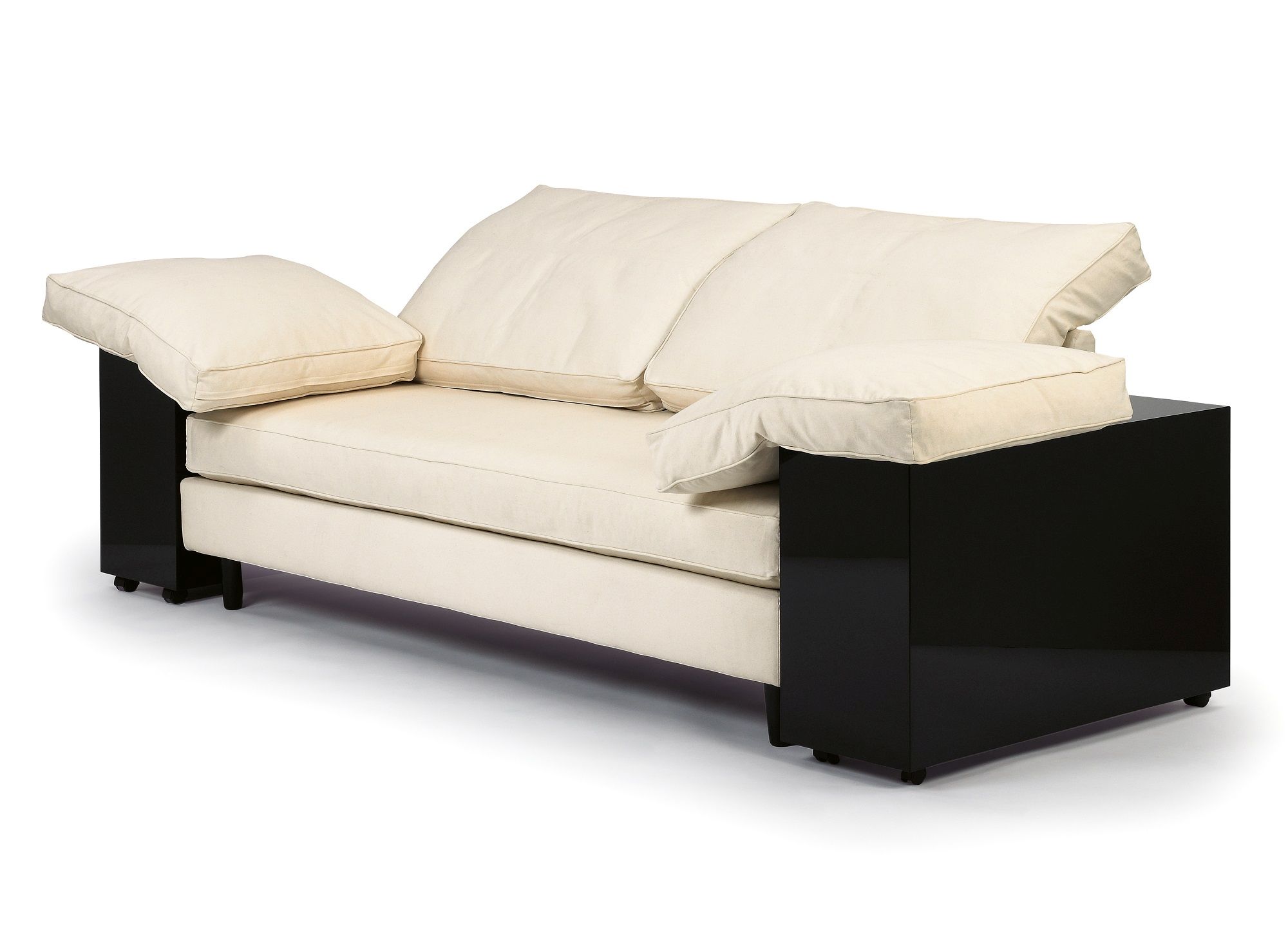 Lota Sofa von Classicon: Zweisitzer Sofa in Creme mit schwarzen Armlehnen.