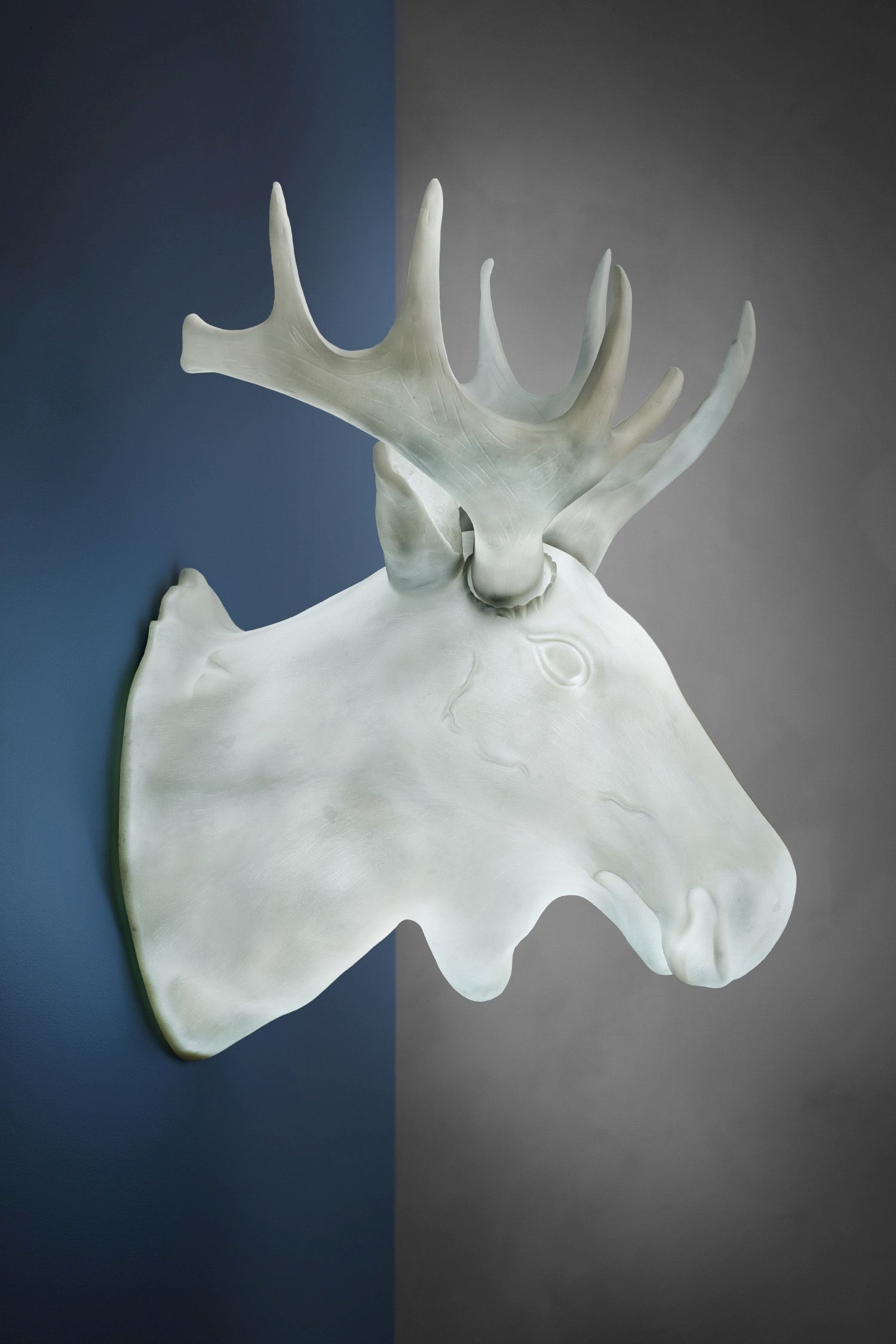 Weiße Moo Wandleuchte in Elchform, moderne Designerlampe für die Wandmontage.