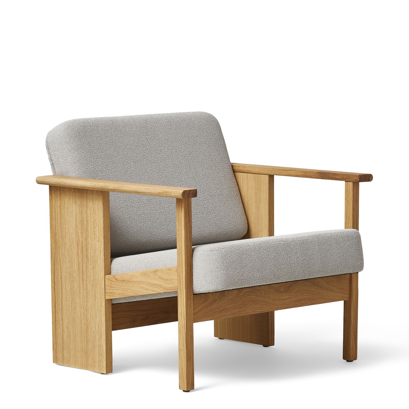 Block Lounge Chair Sessel mit grauem Gabriel Bezug und Holzgestell von Form & Refine.