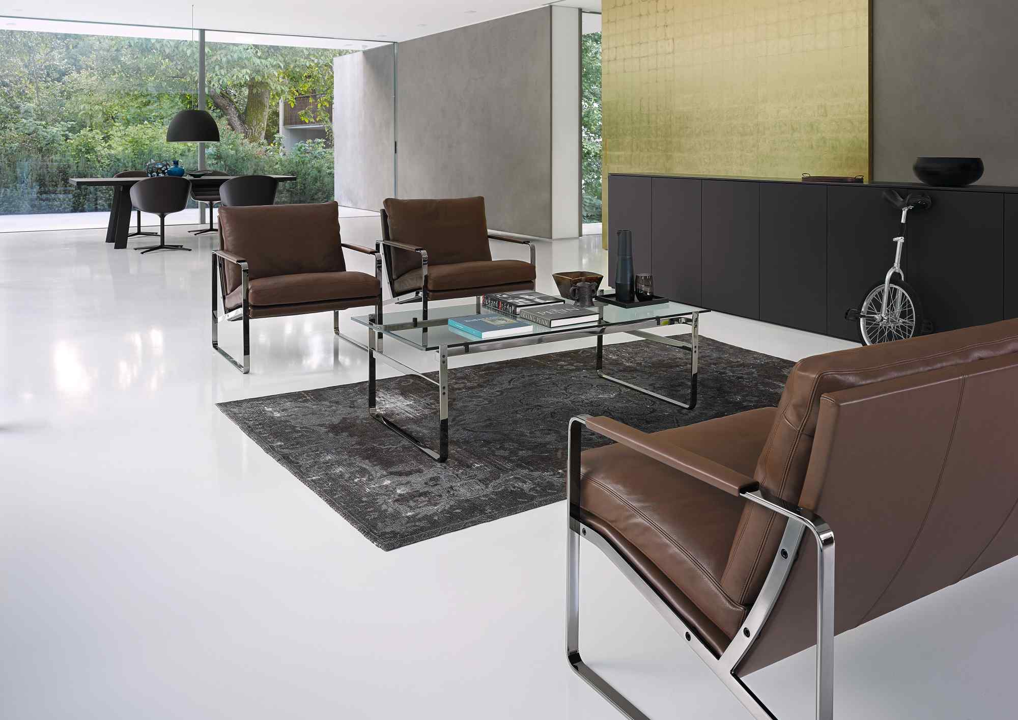 Wohnzimmer mit braunen Ledersesseln und Couchtisch, Walter Knoll Sessel im modernen Design.