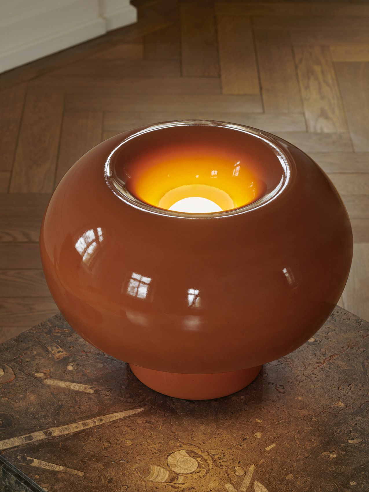 Fonte Tischleuchte in Karamellbraun: Runde Designerlampe als Einzelstück für stimmungsvolle Beleuchtung.