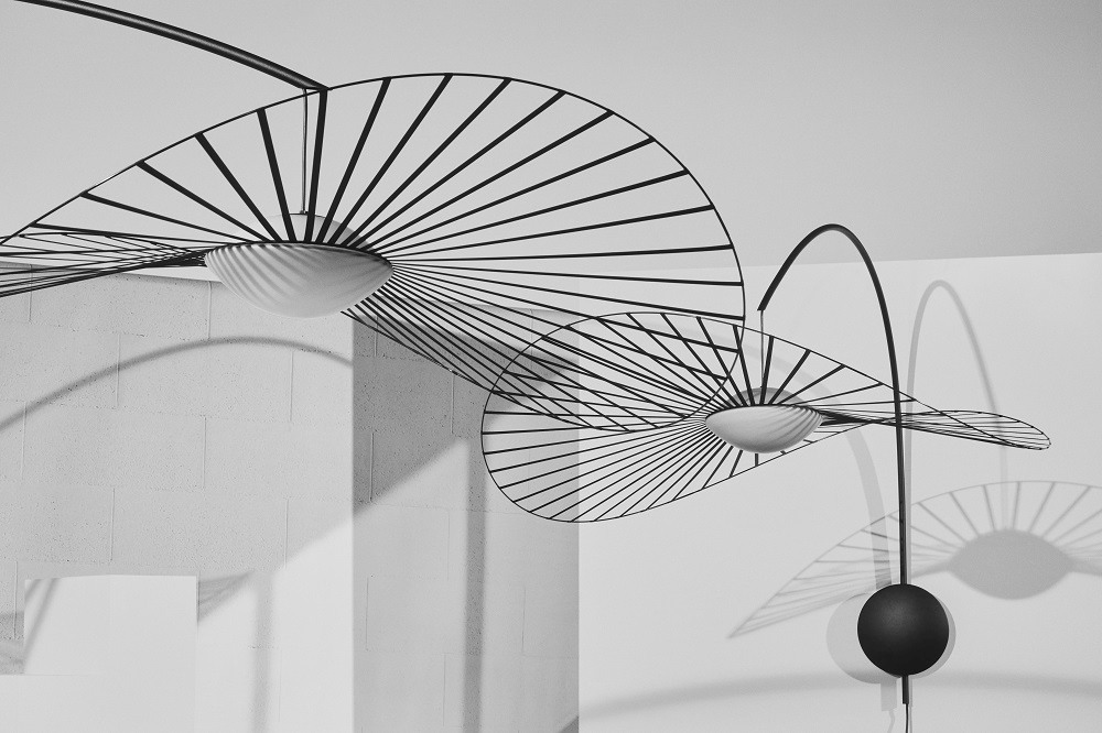 Vertigo Nova Wandleuchte von Petite Friture in Schwarz und Weiß, modernes Design mit grafischen Schatten.