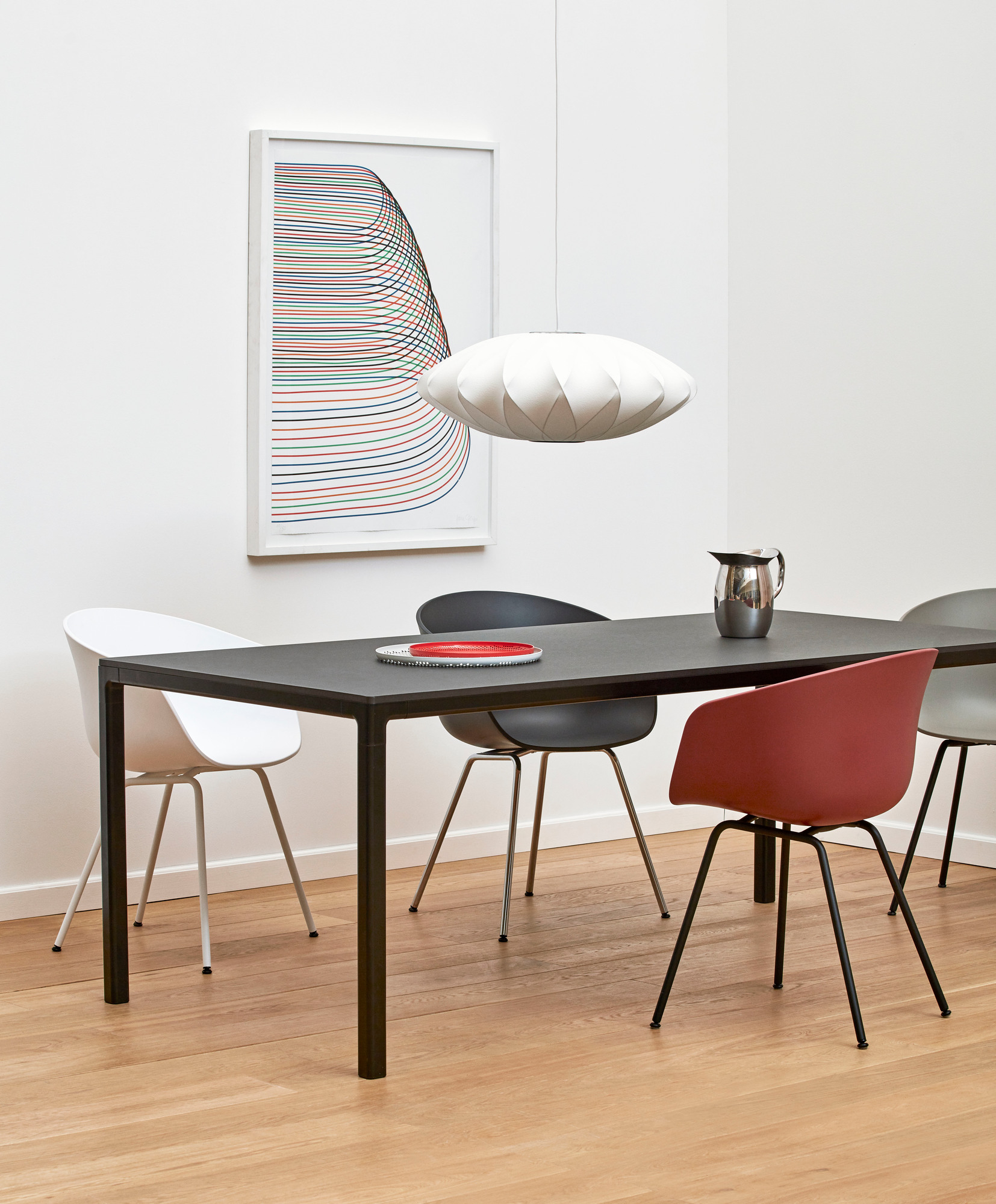 Nelson Saucer Bubble Pendelleuchte von Hay über Esstisch. Moderne Designerlampe für stilvolle Innenräume.