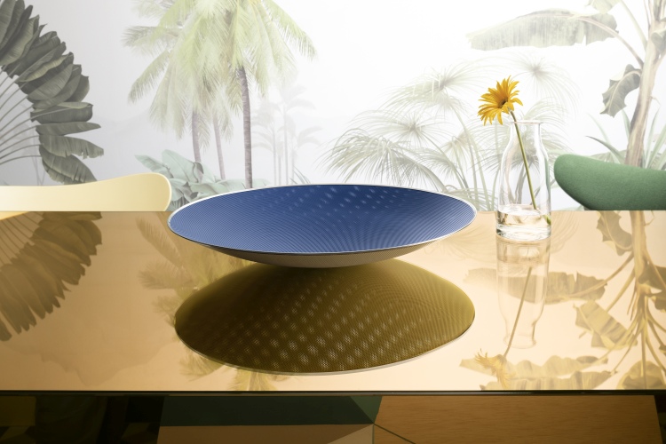 Alessi Cohncave Schale in Blau und Elfenbein auf einem goldenen Tisch, dekorative Design Schale.