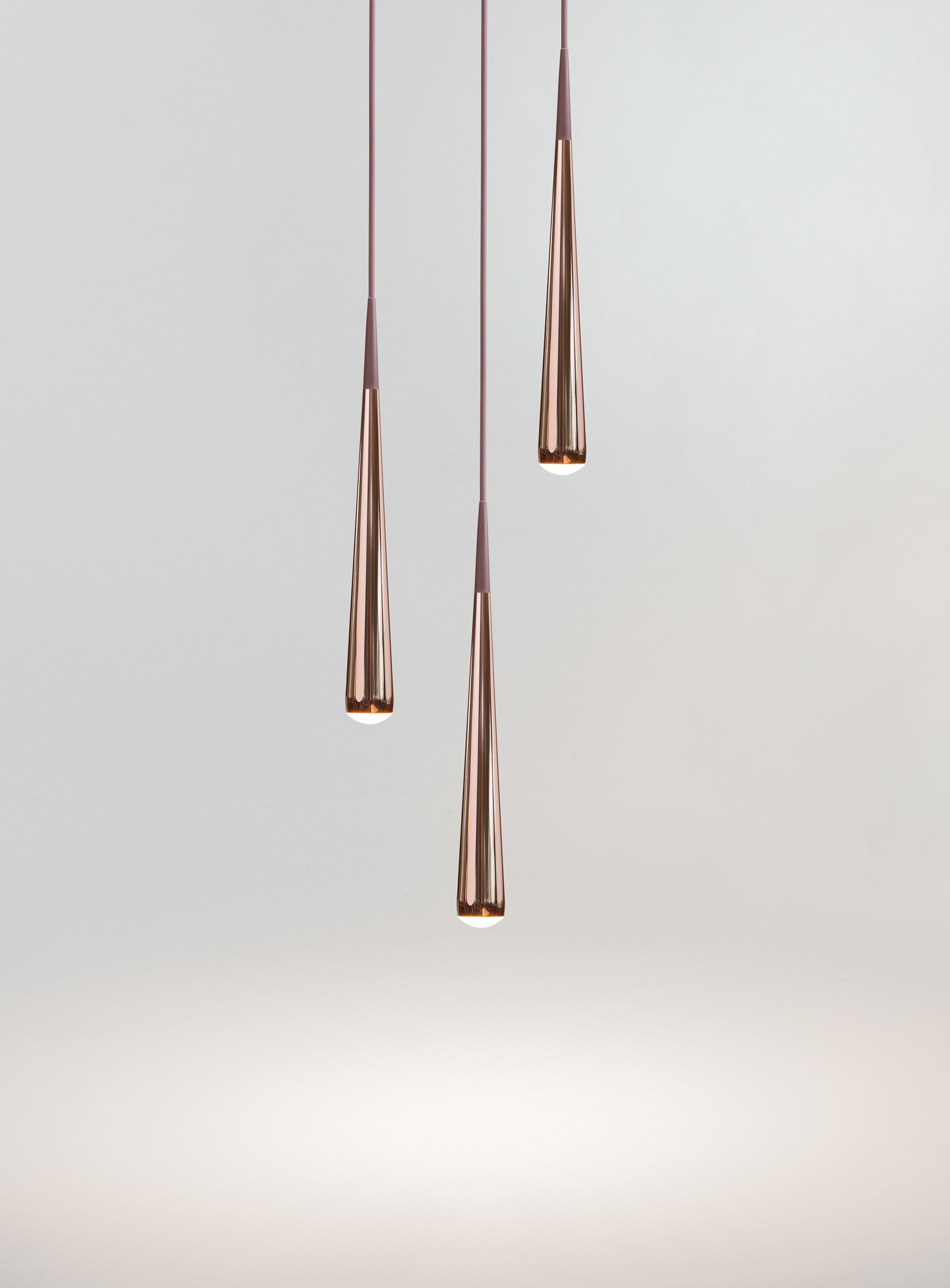 Niceone Pendelleuchte: Drei moderne Hängelampen in Grau mit eleganten, konischen Lampenschirmen.