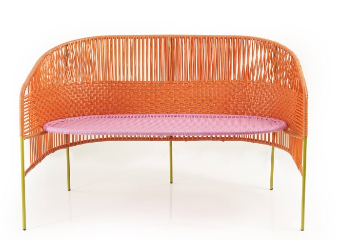 Caribe 2-Sitzer Outdoor Bank: Orangefarbene Rückenlehne, kaugummirosa Sitzfläche, currygelbe Beine. Gartenbank für zwei Personen.