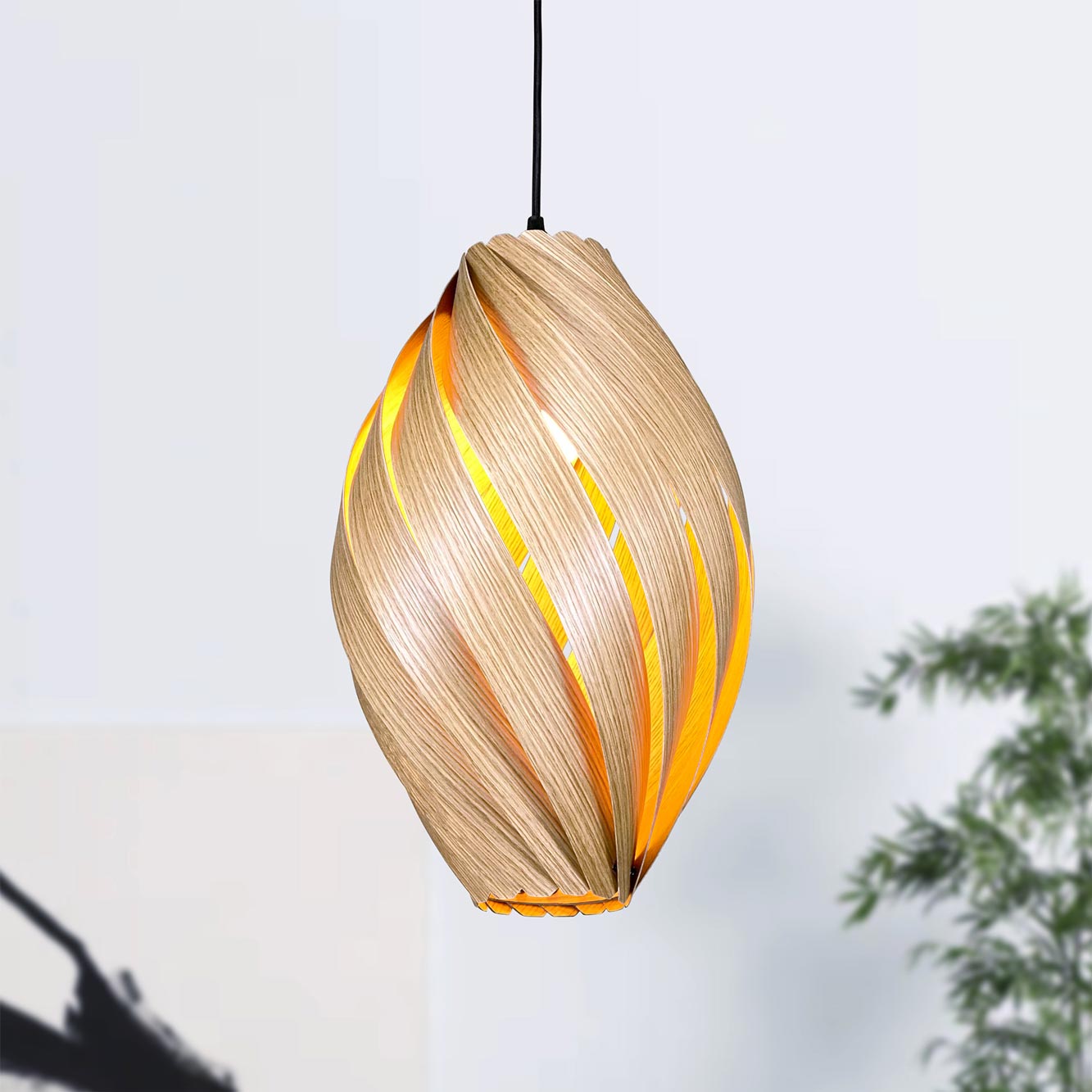 Ardére Hängeleuchte aus Eiche: Moderne, rundliche Pendelleuchte für stilvolle Beleuchtung im Wohnraum.