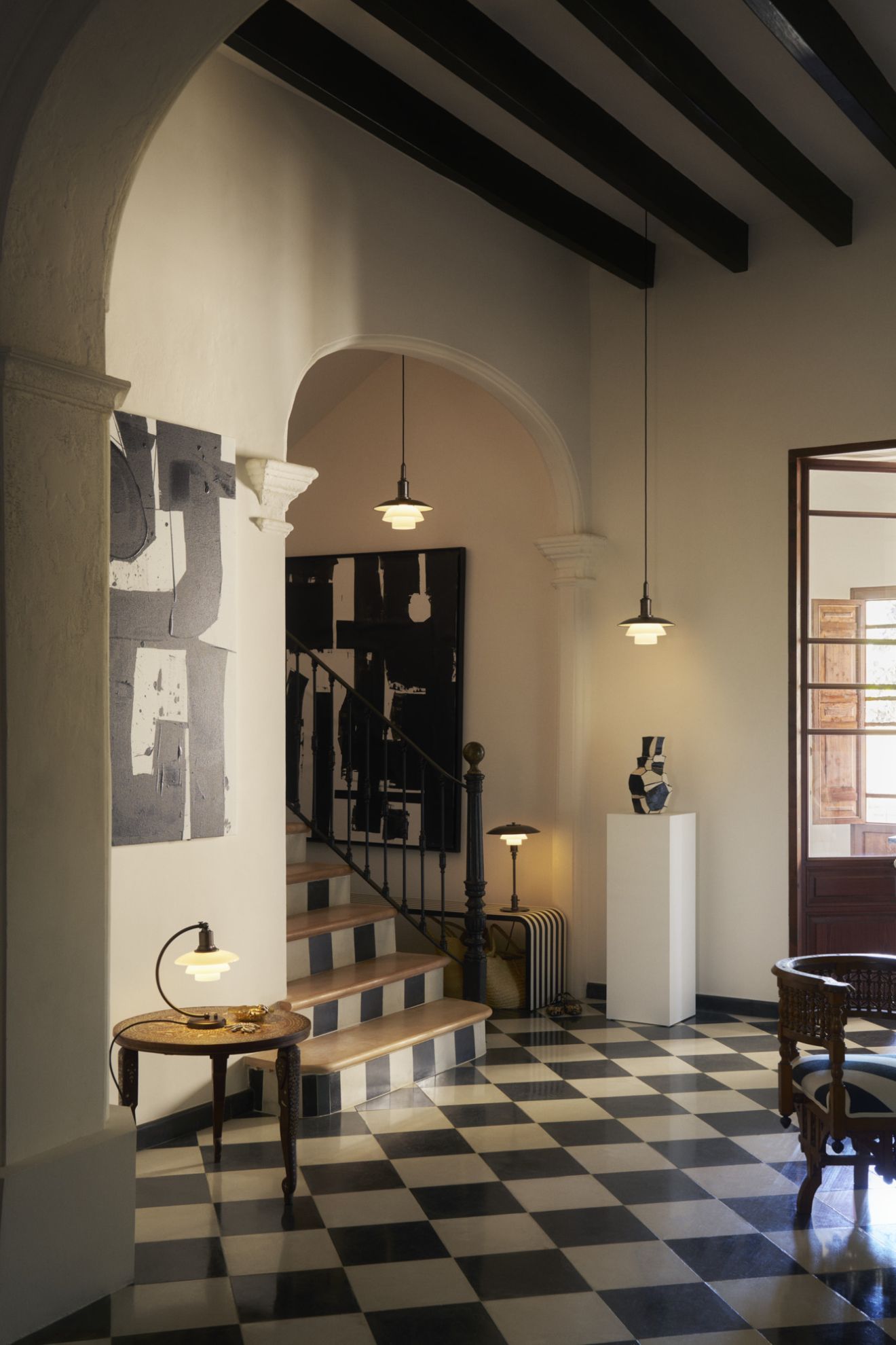 Elegante PH 2/2 Luna Tischleuchte von Louis Poulsen in Messing und Opalglas im Interieur.