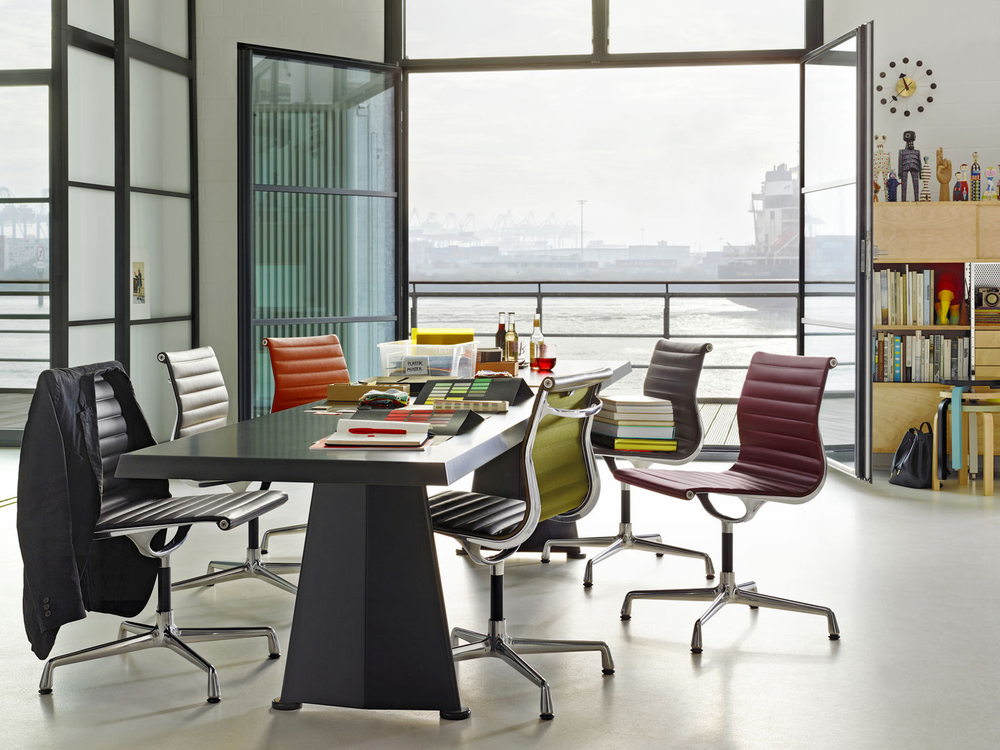 Aluminium Chair EA 103 / EA103 Stuhl Vitra