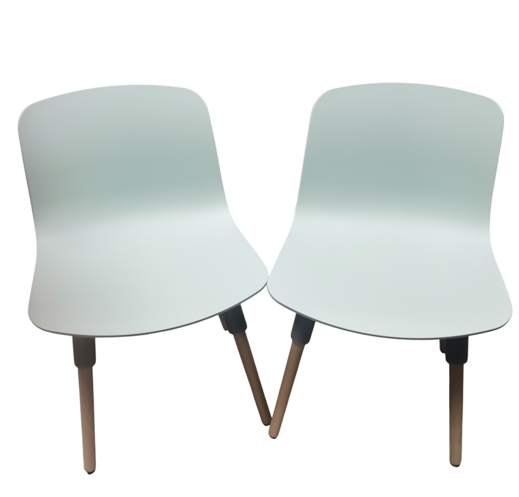 Zwei About a Chair AAC12 Stühle in Dusty Mint mit Eichenbeinen, modernes Design.