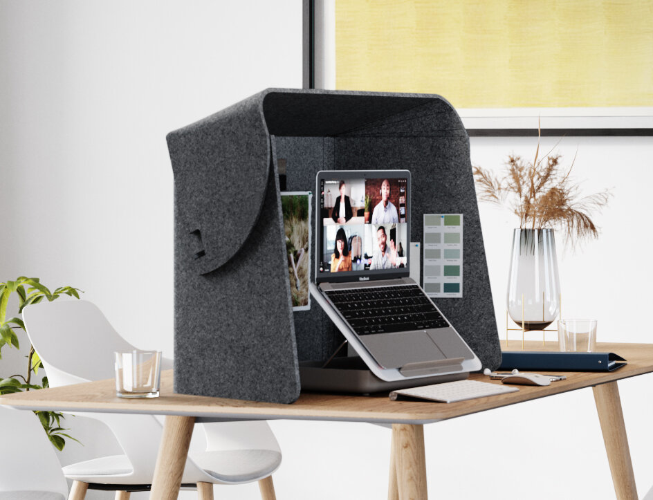 Fold-Up-Workspace von Wilkhahn: Laptop in grauer, akustischer Arbeitsplatz-Kabine für ungestörtes Arbeiten im Homeoffice.