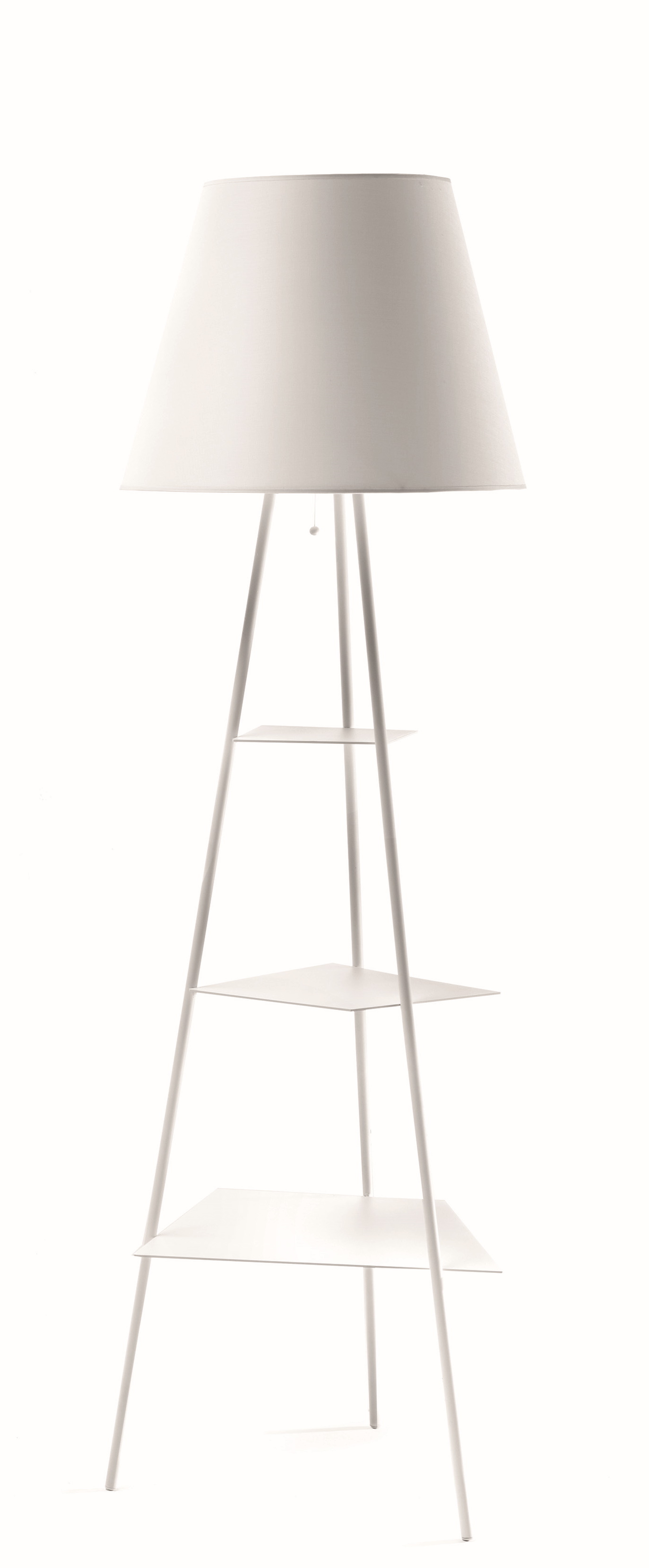 Weiße Tribeca Stehlampe von Mogg mit Lampenschirm und drei quadratischen Ablageflächen, modernes Design.