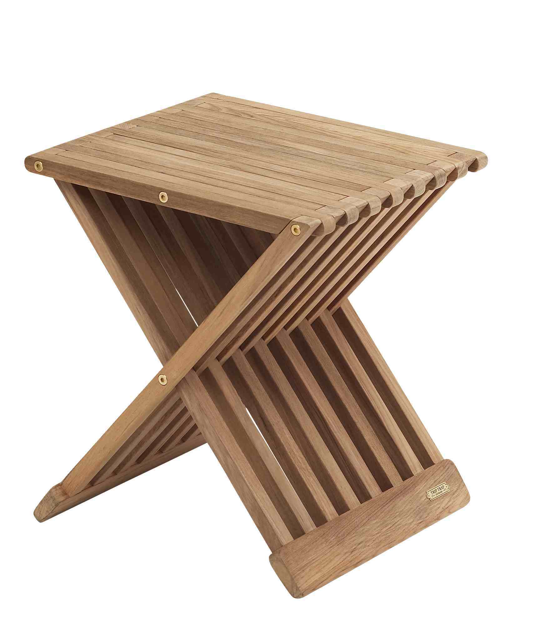 Fionia Hocker aus Teakholz von Skagerak, zusammenklappbarer Beistelltisch für den Garten.