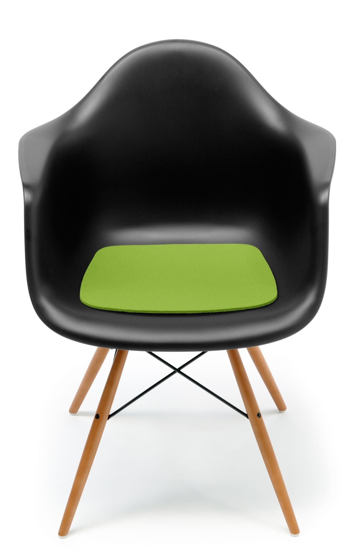 Schwarzer Eames Plastic Armchair mit hellgrüner Filz-Sitzauflage von Hey Sign. Bequeme Sitzgelegenheit.