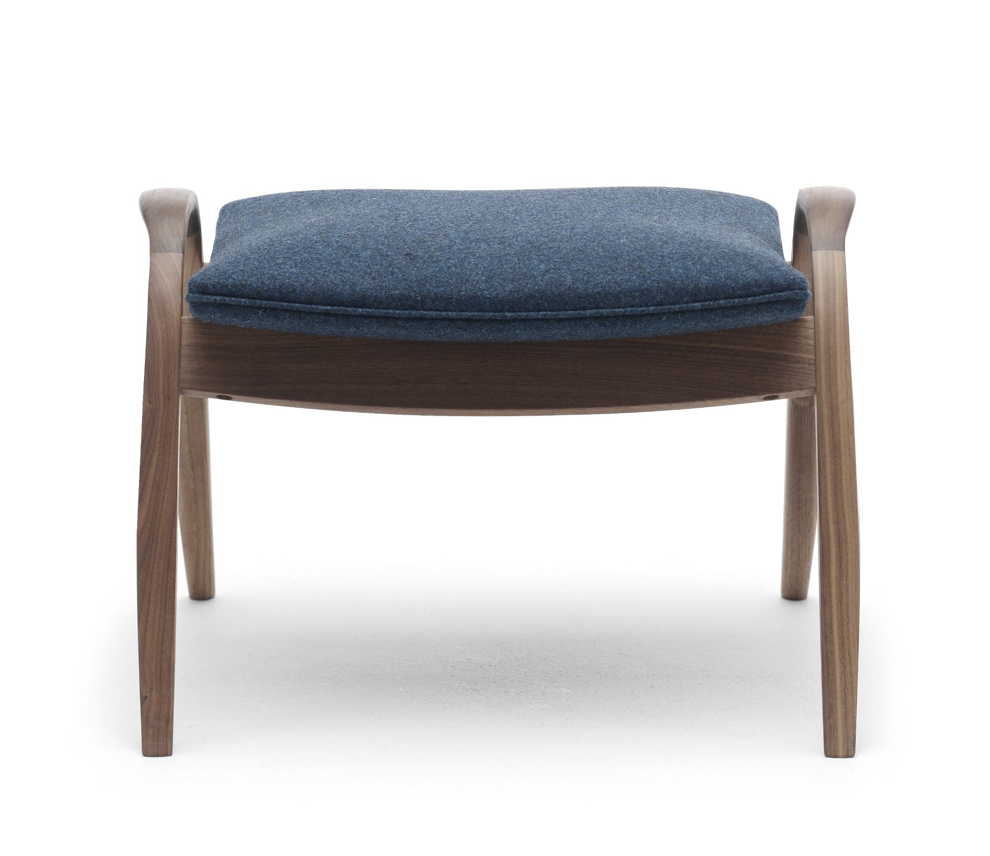FH430 Hocker von Carl Hansen: Holzfußhocker mit blauem Stoffbezug, ideal für Wohnzimmer und Entspannung.