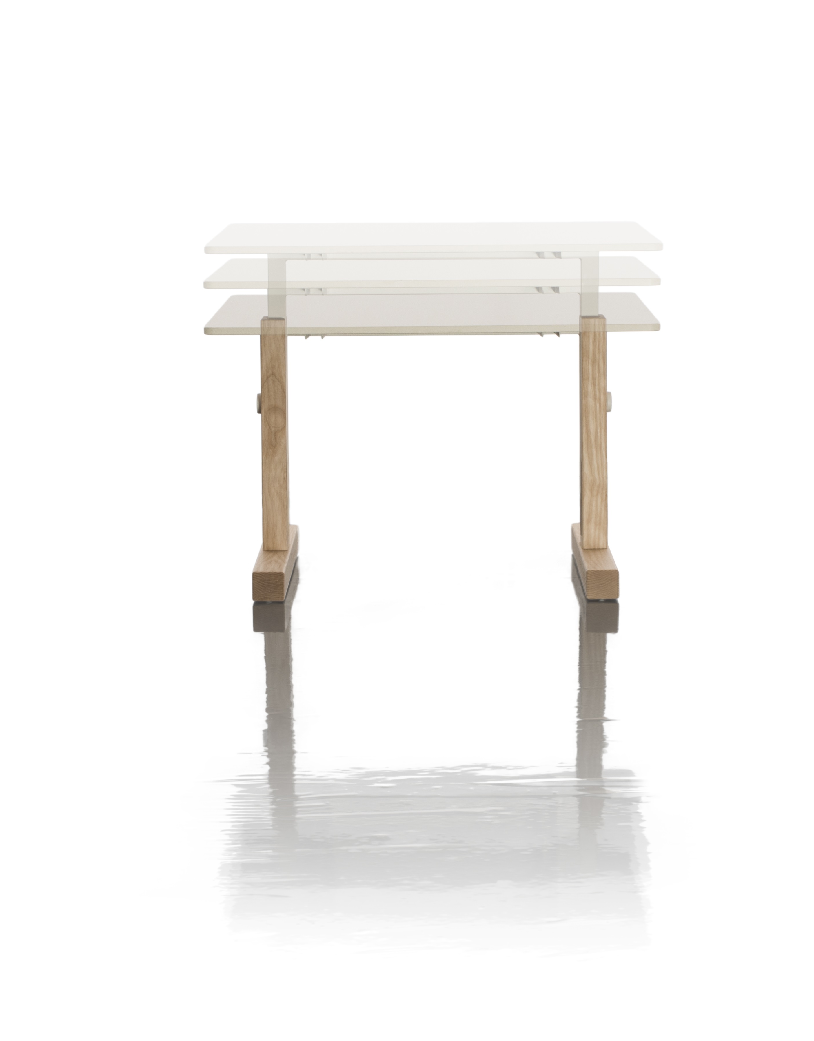 Magis Little Big Table Kindertisch, höhenverstellbar, mit Holzbeinen und weißer Tischplatte.