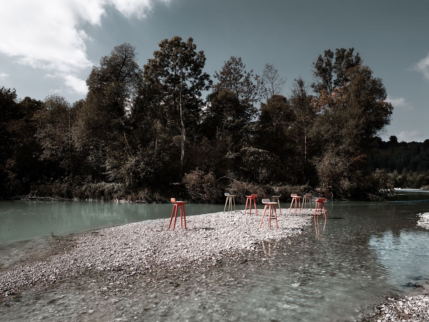 Morph Barhocker mit Eiche Sitzfläche, Sitzhöhe 80 cm, auf Kiesstrand am Fluss.
