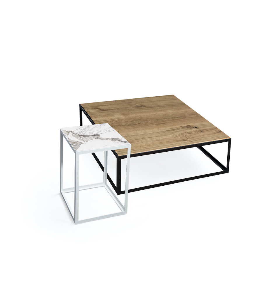 SC 54 Beistelltisch Infinity: Quadratischer Tisch mit Marmorplatte und schwarzem Couchtisch mit Holzplatte.