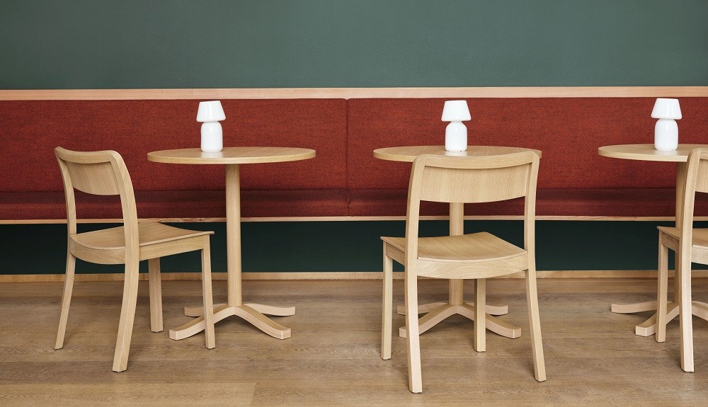 Heller Holztisch, Pastis Table von Hay, runder Eichentisch Ø90 mit Stühlen und Lampe.