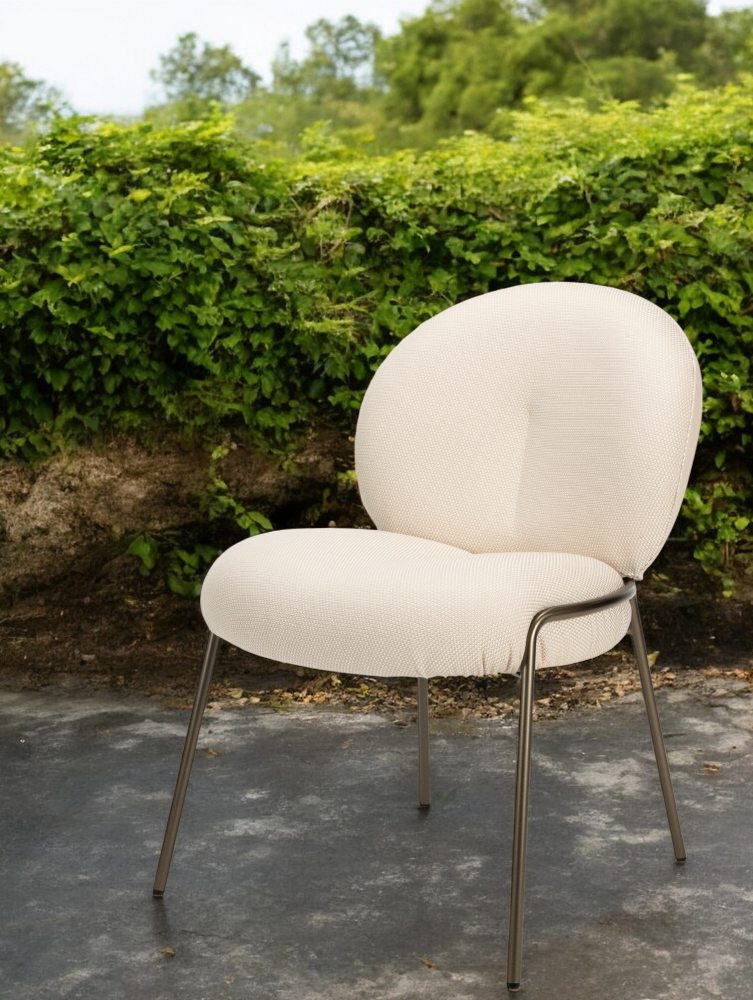 Nana Outdoor Stuhl von Freifrau Manufaktur: Moderner Gartenstuhl mit beigem Stoffbezug und Metallbeinen.