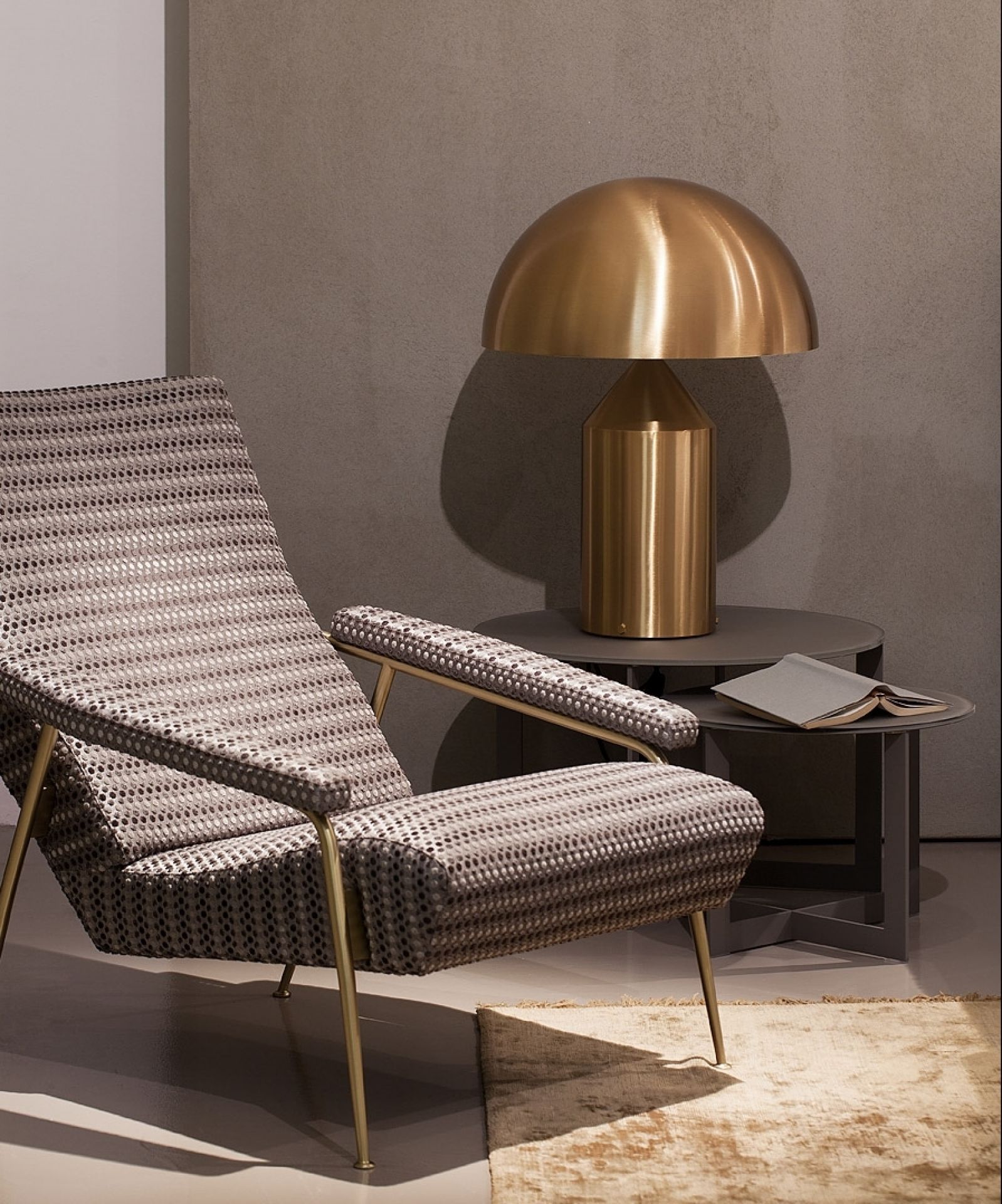 Moderner Sessel mit Muster und goldener Stehlampe auf Beistelltisch, stilvolle Wohnzimmer Einrichtung.