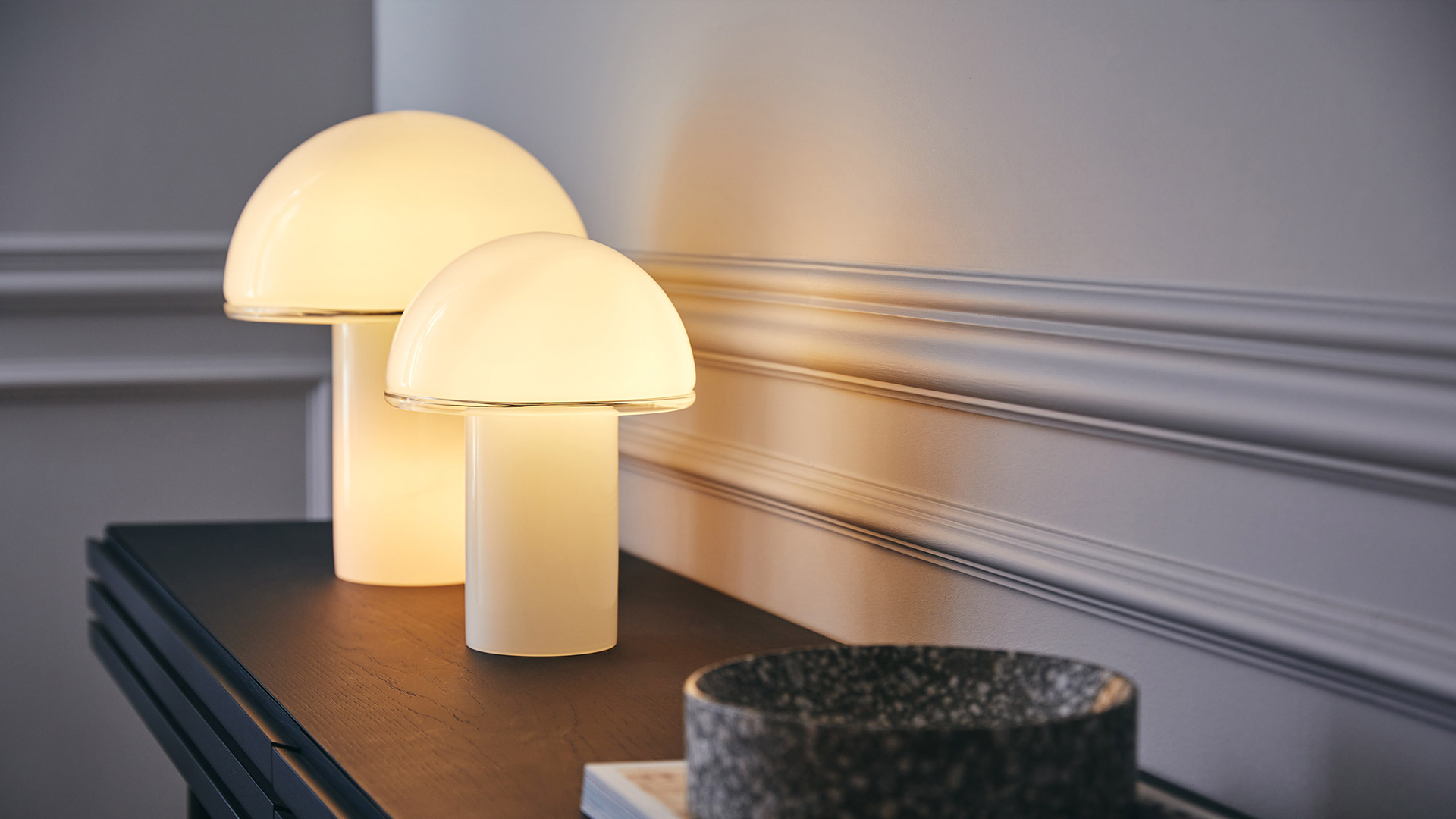 Zwei Onfale Tischleuchten von Artemide, pilzförmiges Design, warmes Licht, moderne Tischlampe.