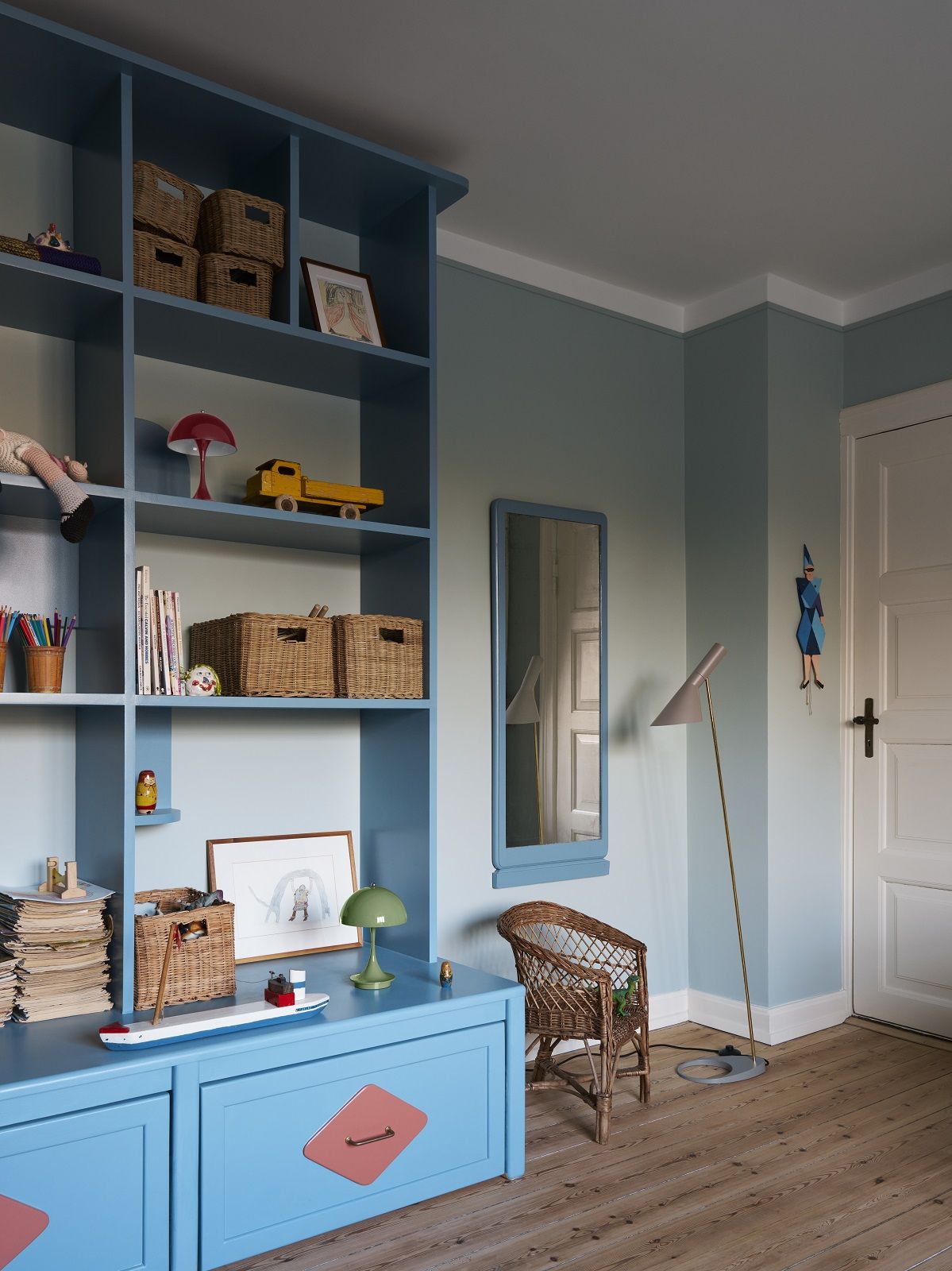 Panthella Portable V3 LED-Tischleuchte von Louis Poulsen in einem Kinderzimmer, Akku-Tischlampe, Indoor/Outdoor.