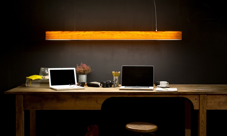 I-Club Pendelleuchte von LZF Lamps in Kirsche über einem Schreibtisch mit Laptops.