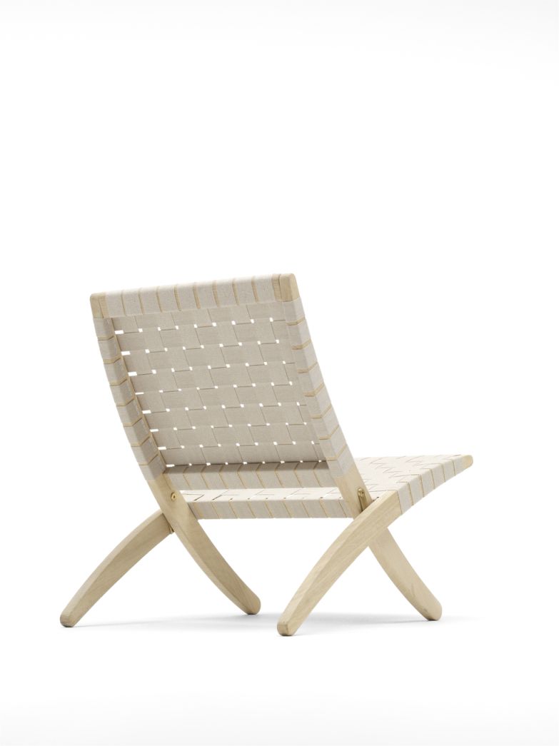 Cuba Chair Sessel: Leichter Holzstuhl mit gewebter Sitzfläche und Rückenlehne in Beige.