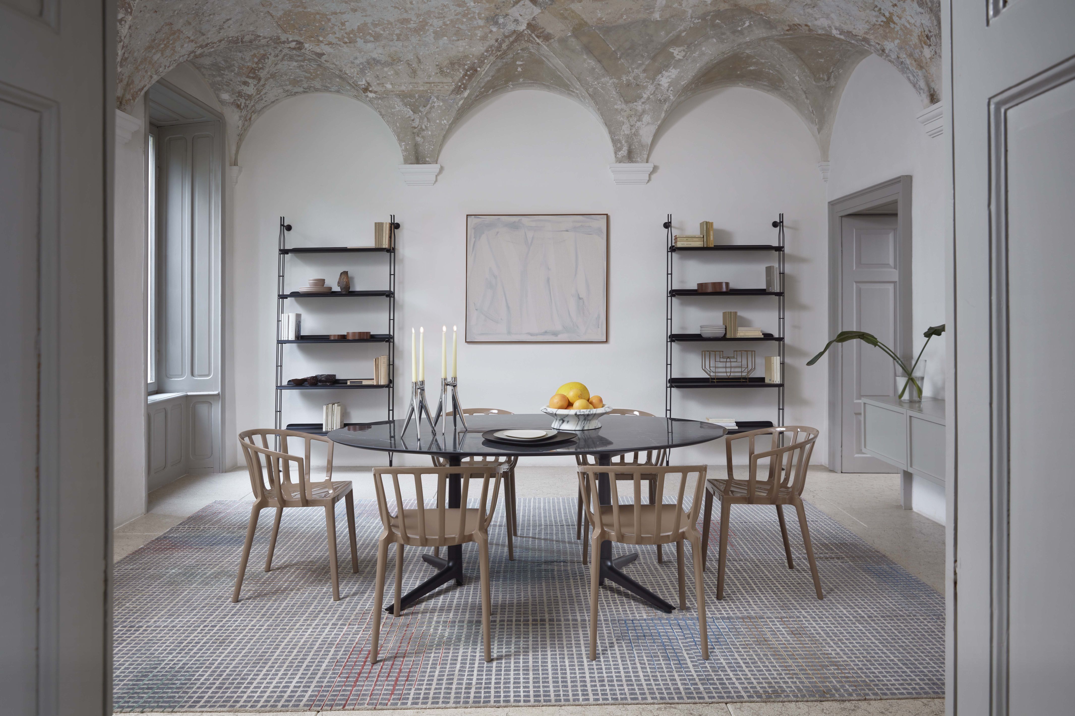 Esszimmer mit Adam Wood Regal, Esstisch, Stühlen und Dekoration in modernem Interieur.