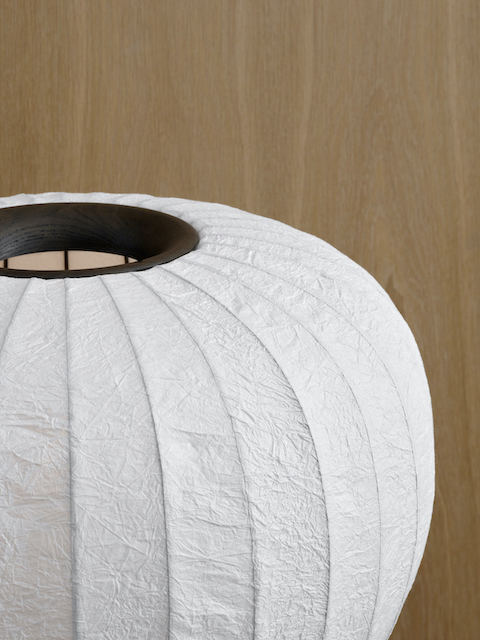 Detailaufnahme der Vipp Paper Floor Lamp Stehleuchte mit dunklem Eichenholz-Element und weißem Lampenschirm.