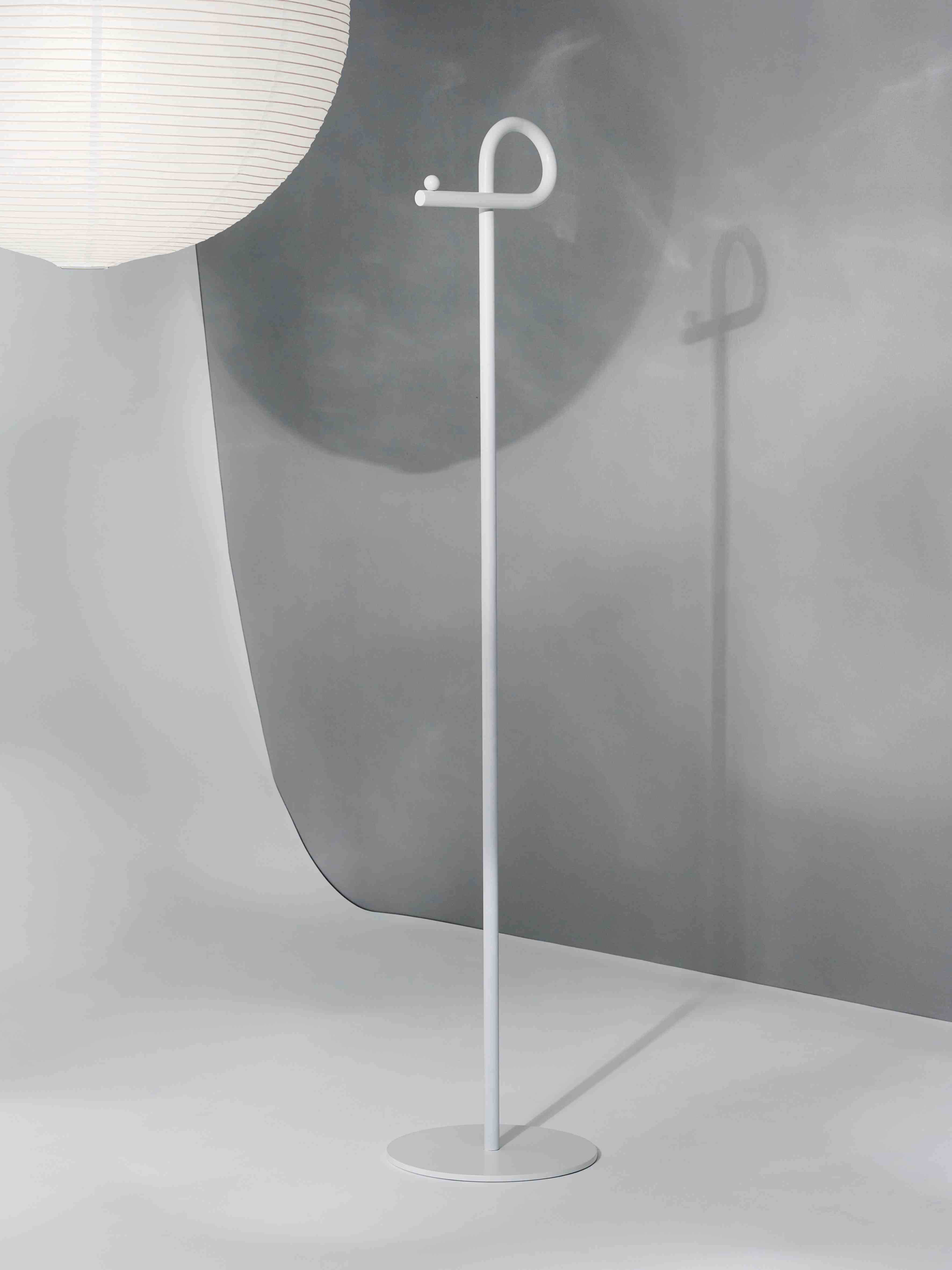 Weißer Slinga Garderobenständer von Schönbuch, minimalistisches Design für Flur und Eingangsbereich.