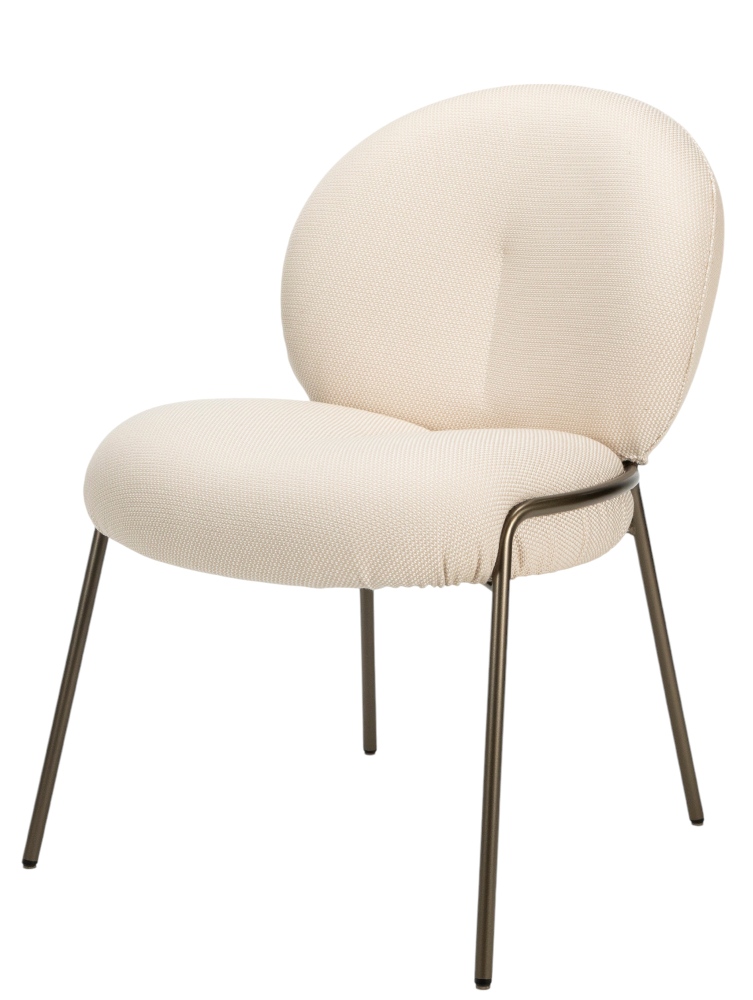 Nana Outdoor Stuhl von Freifrau Manufaktur: Moderner, beiger Polsterstuhl mit filigranem Metallgestell für den Außenbereich.