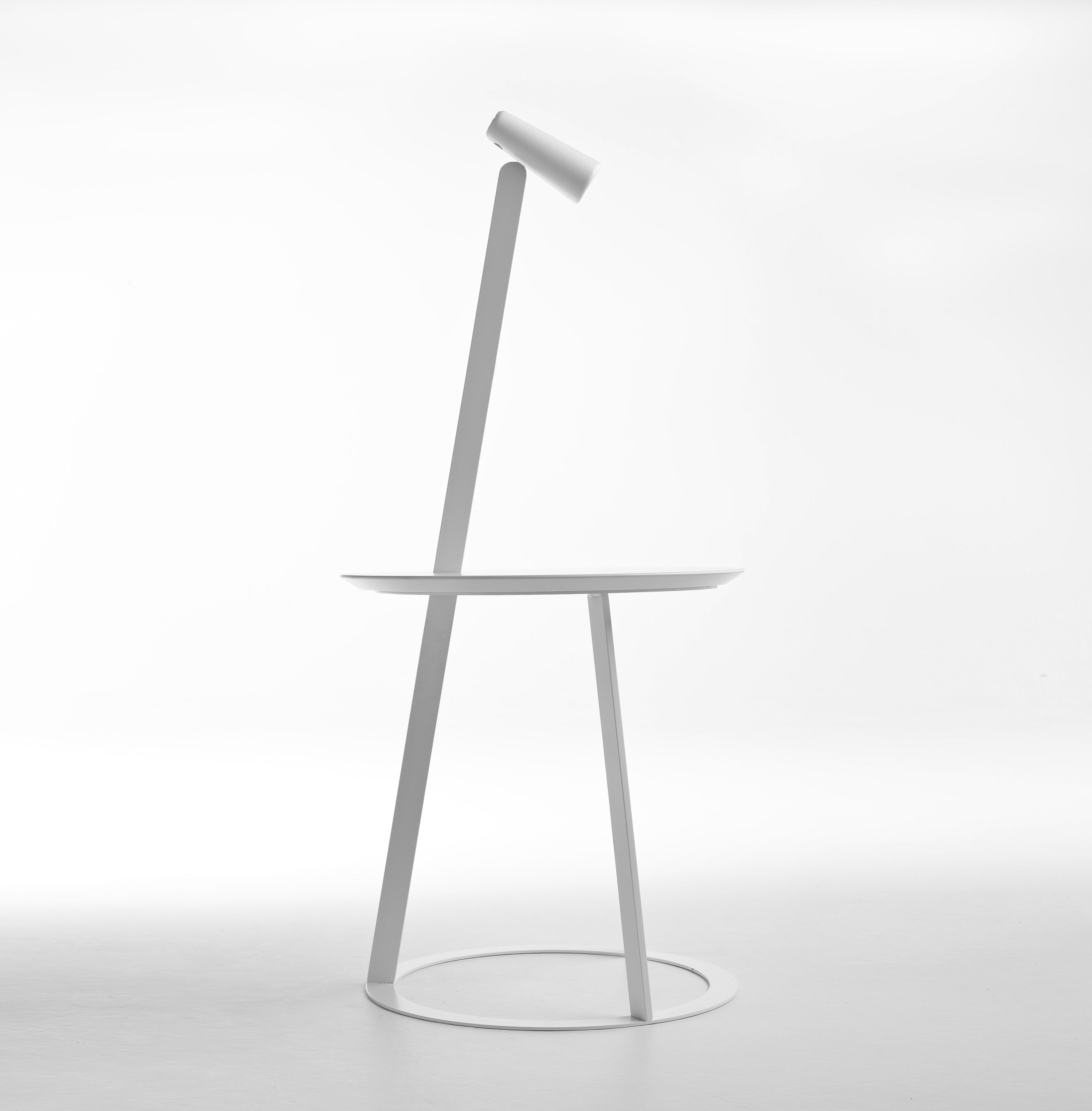 Weißer Albino Torcia Beistelltisch von Casamania Horm: Moderner, minimalistischer Tisch mit integrierter Lampe.