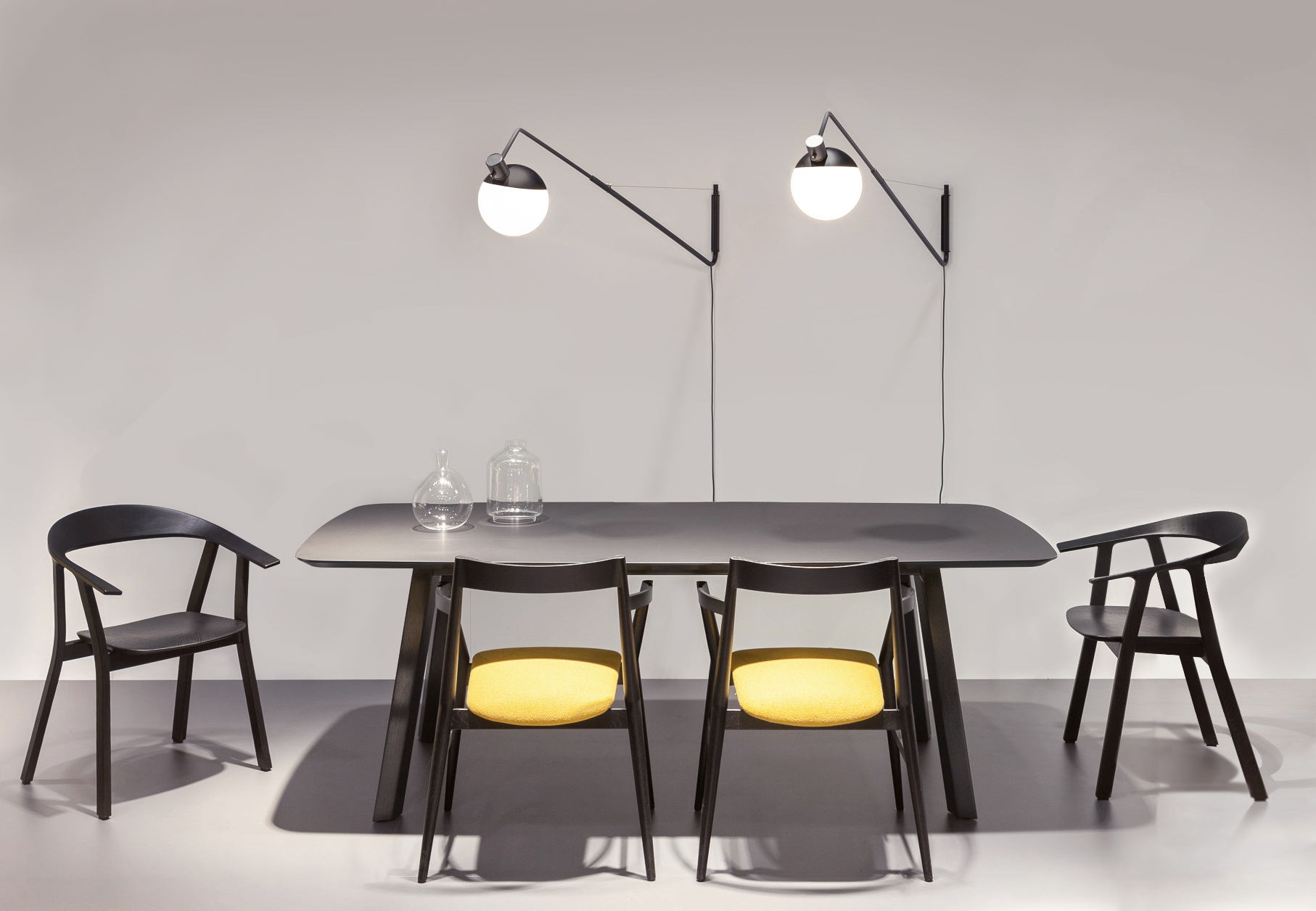 Esstisch mit Stühlen und zwei Baluna Wandleuchten von Grupa, moderne Innenraumbeleuchtung.