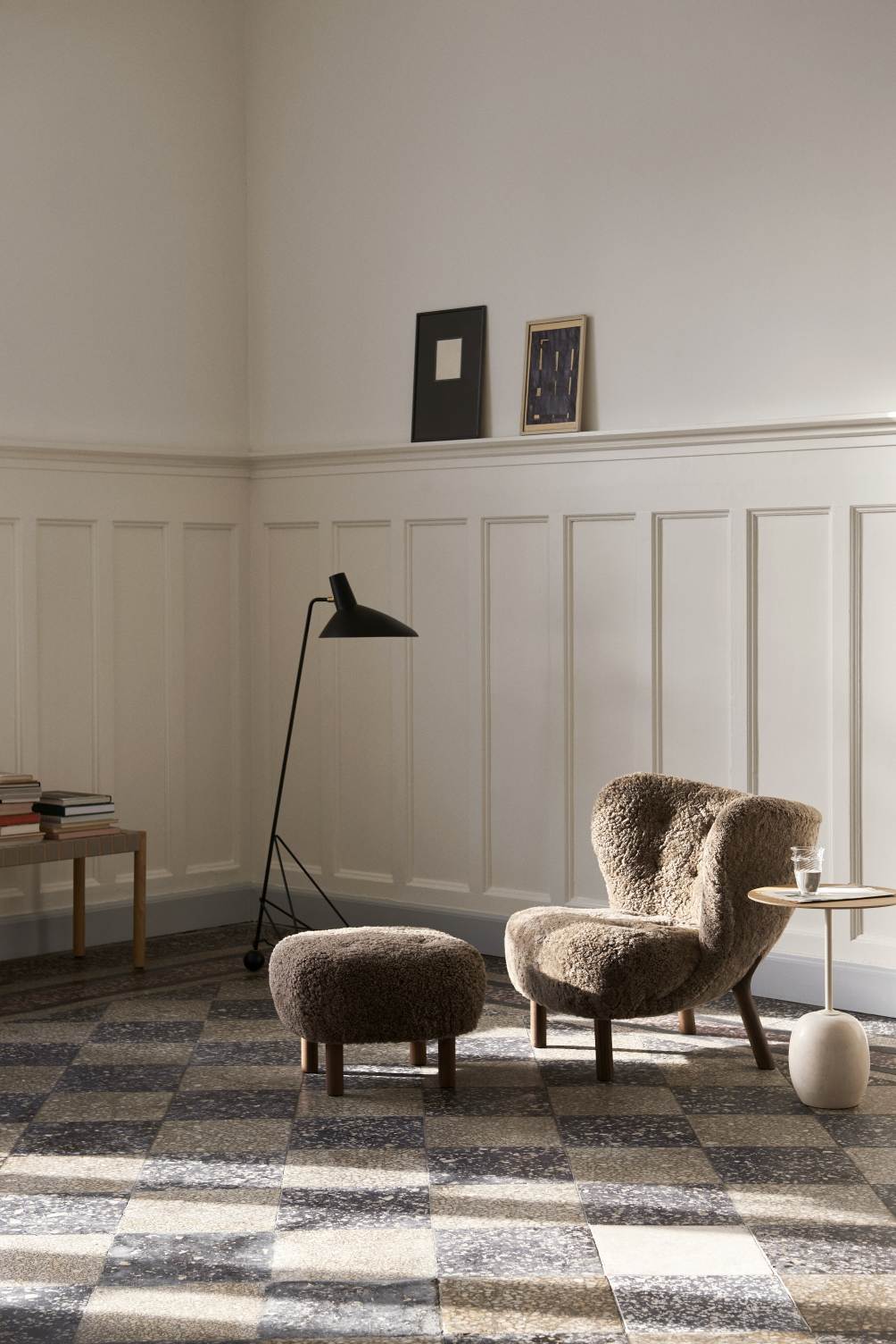 AndTradition Lato Beistelltisch LN8/LN9 Nussbaum Marmor Emparador neben Sessel und Hocker im Wohnzimmer.