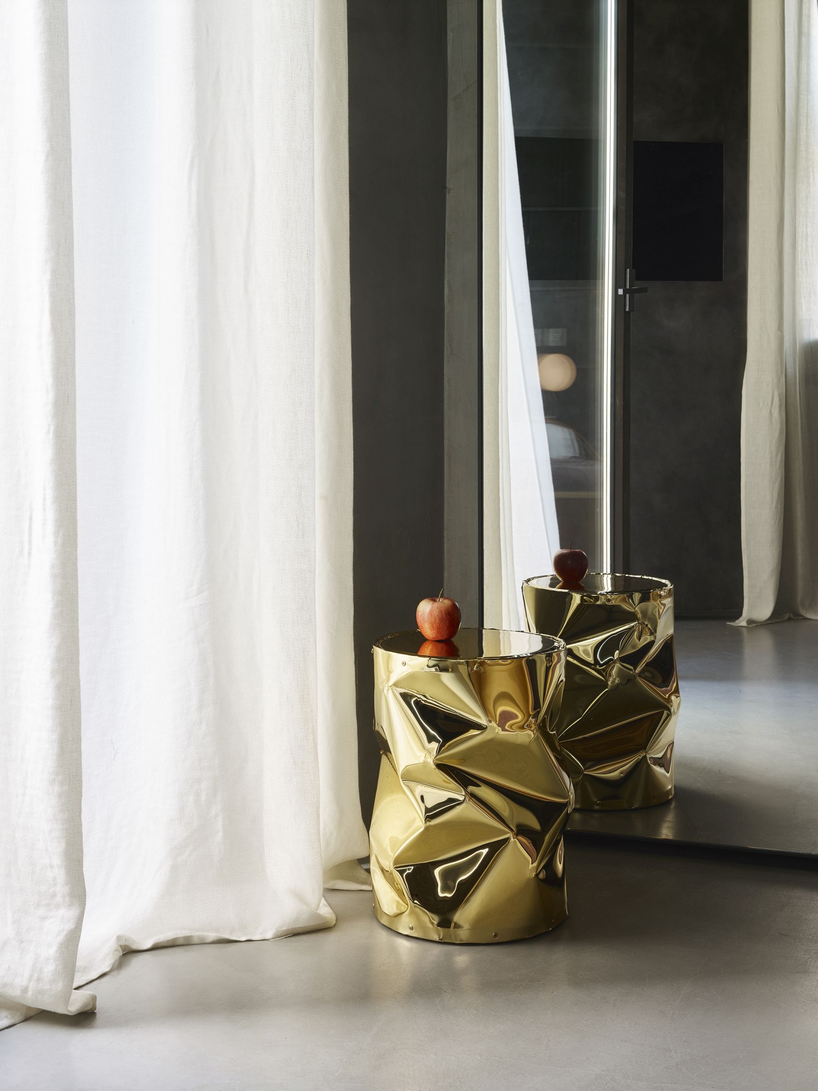 Goldener TAB.U Beistelltisch von Opinion Ciatti mit Apfel, Hocker im modernen Wohnraum.