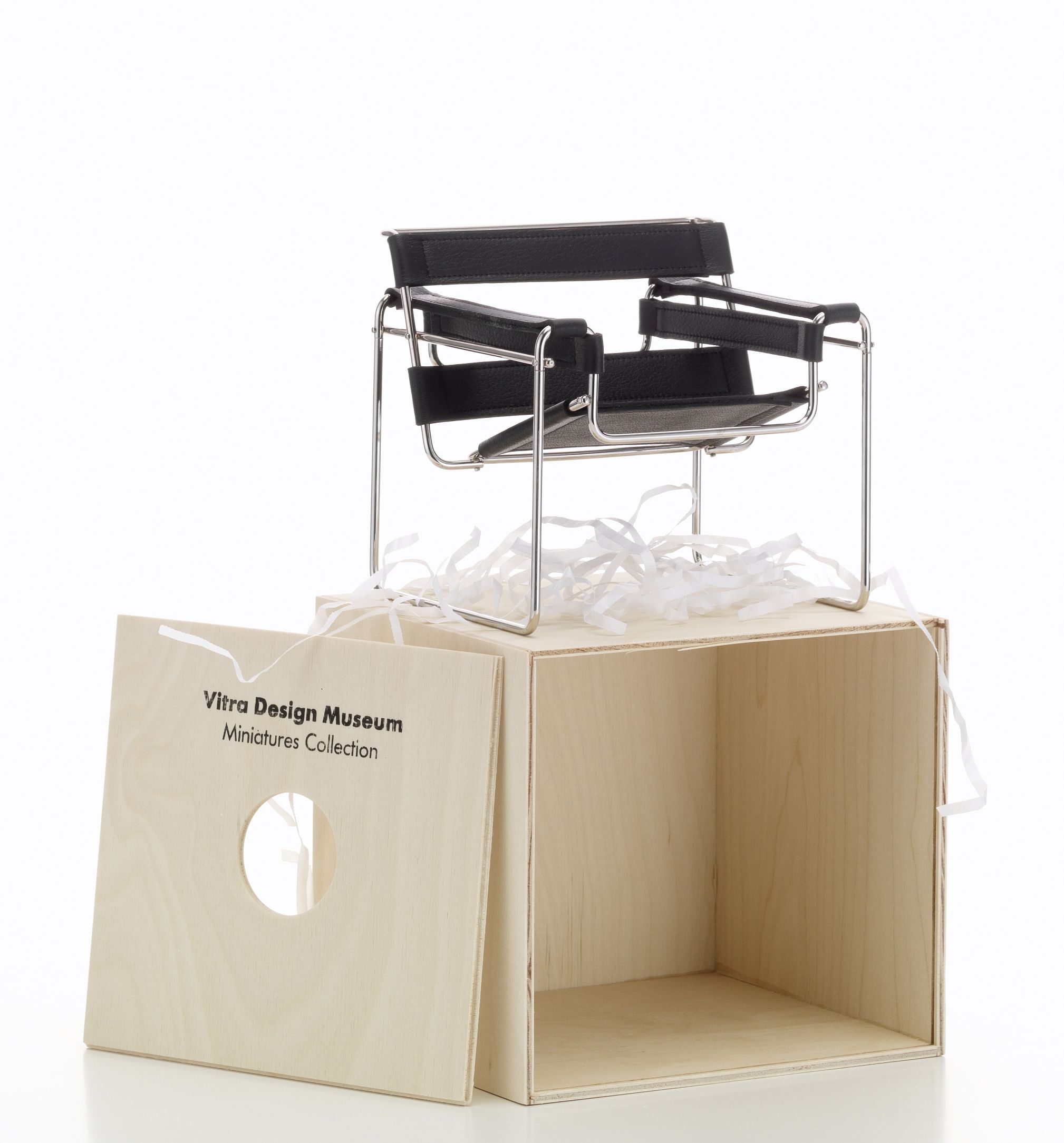 Vitra B3 Wassily Stuhl Miniatur auf Holzkiste, Designklassiker als Sammlerstück.