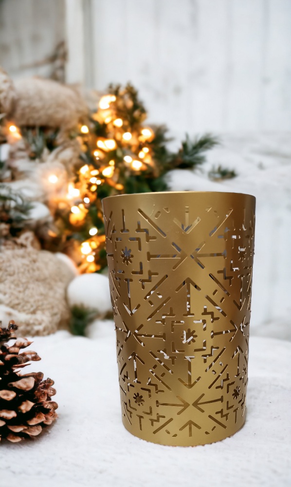 Goldener Wilma Teelichthalter von House Doctor mit filigranem Muster und festlicher Dekoration im Hintergrund.