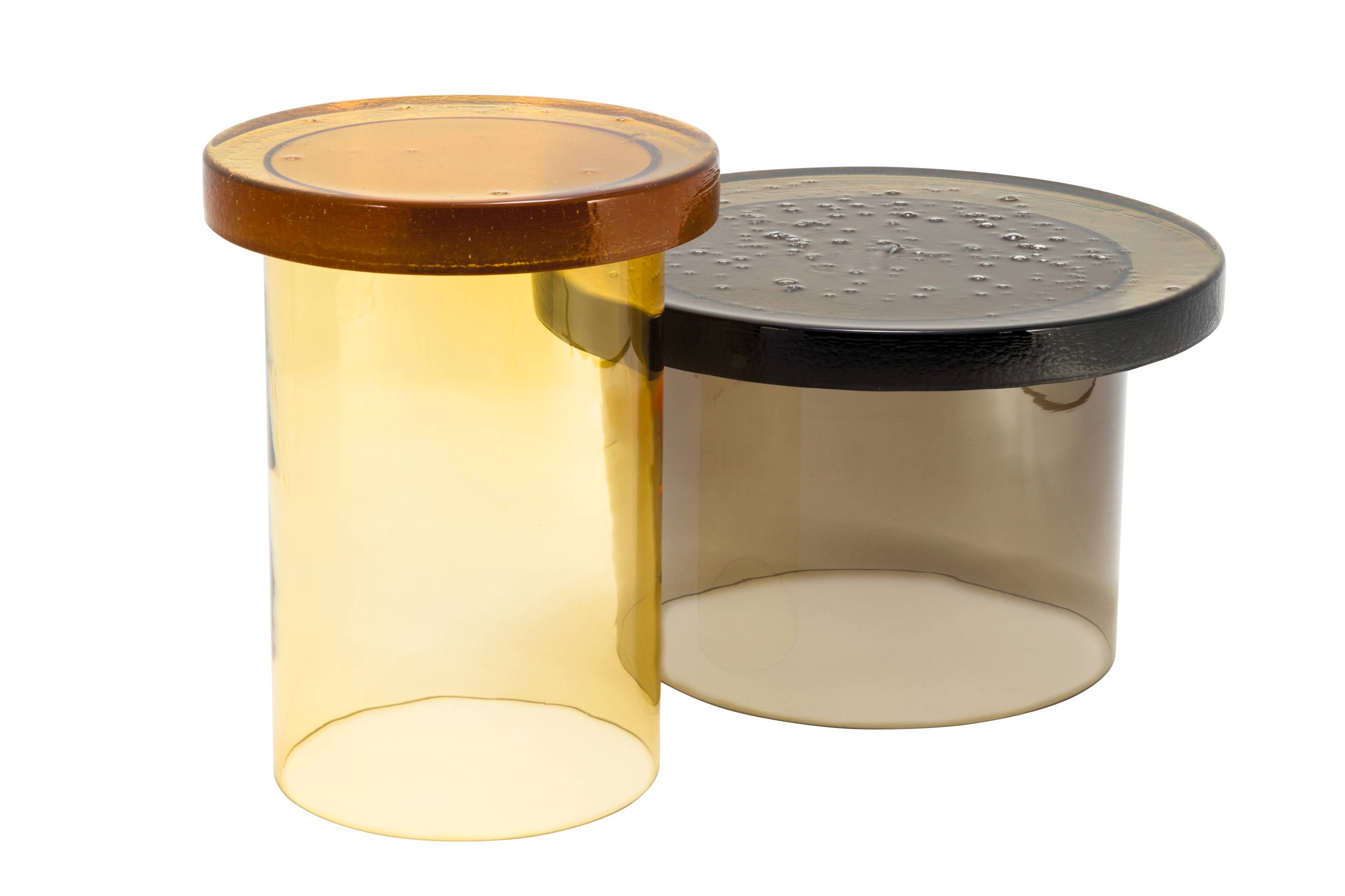 Zwei Alwa Beistelltische von Pulpo in Gelb und Braun, modernes Design für Wohnzimmer.