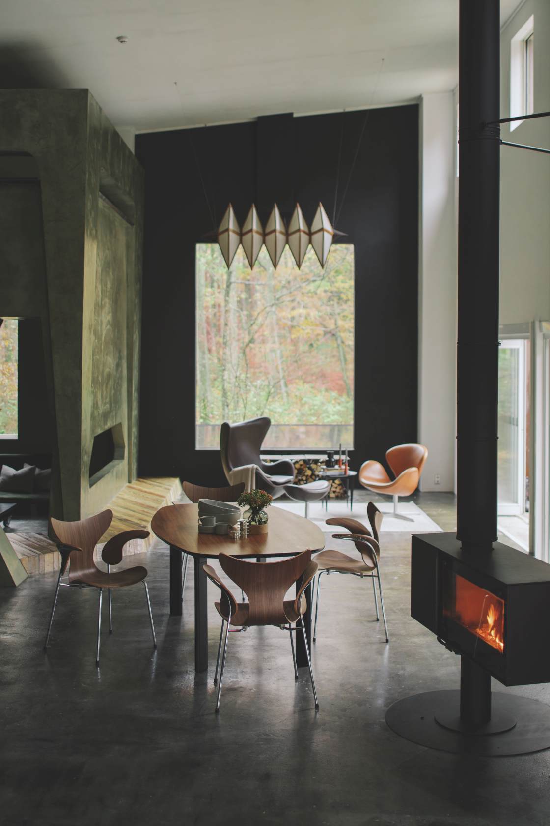 Esszimmer mit vier Fritz Hansen Lily Armlehnstühlen aus Holz und Stahl. Designklassiker.