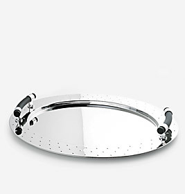 Ovales, silbernes Alessi Tablett mit schwarzen Griffen und Lochmuster. Serviertablett für Küche und Esszimmer.