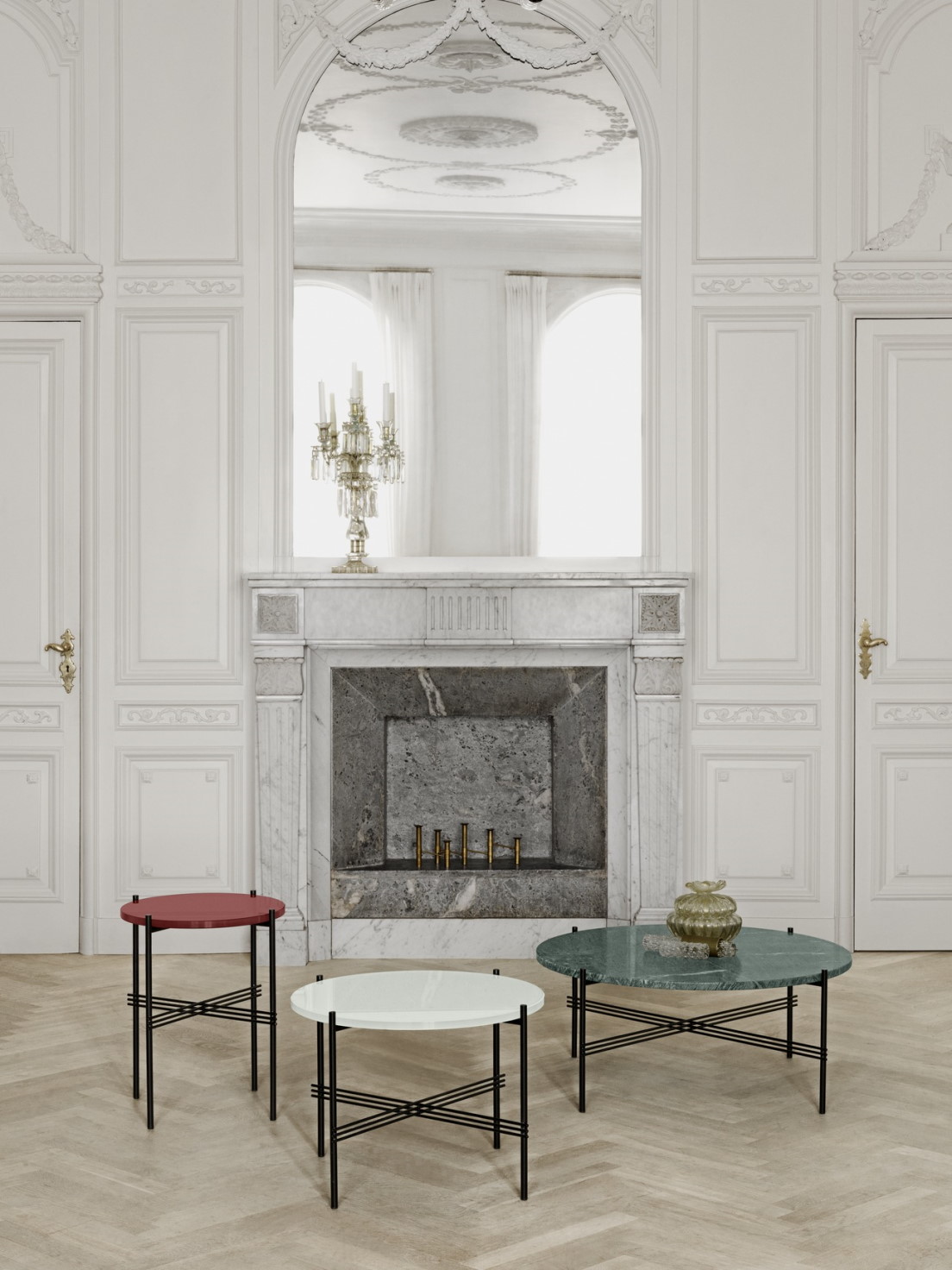 TS Coffee Table von Gubi: Drei runde Couchtische in Rot, Weiß und Grün vor Kamin.