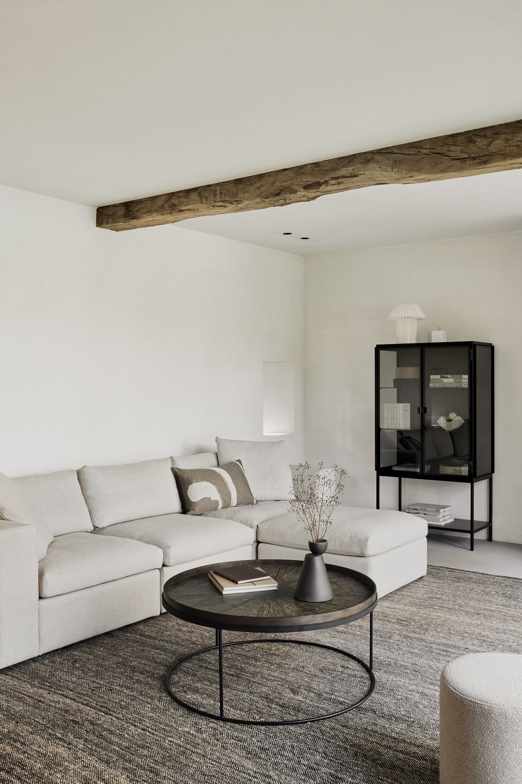 Ethnicraft Slice Holztablett auf Couchtisch in modernem Wohnzimmer mit Sofa und Vitrine.