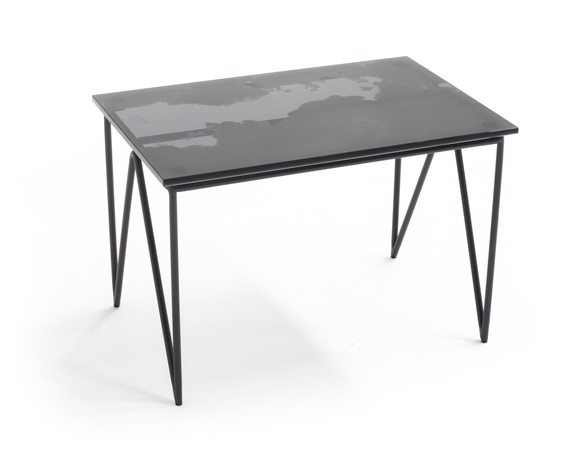 AeroZeppelin Tisch von Moroso Diesel, schwarze Tischplatte mit Metallgestell, modernes Design.